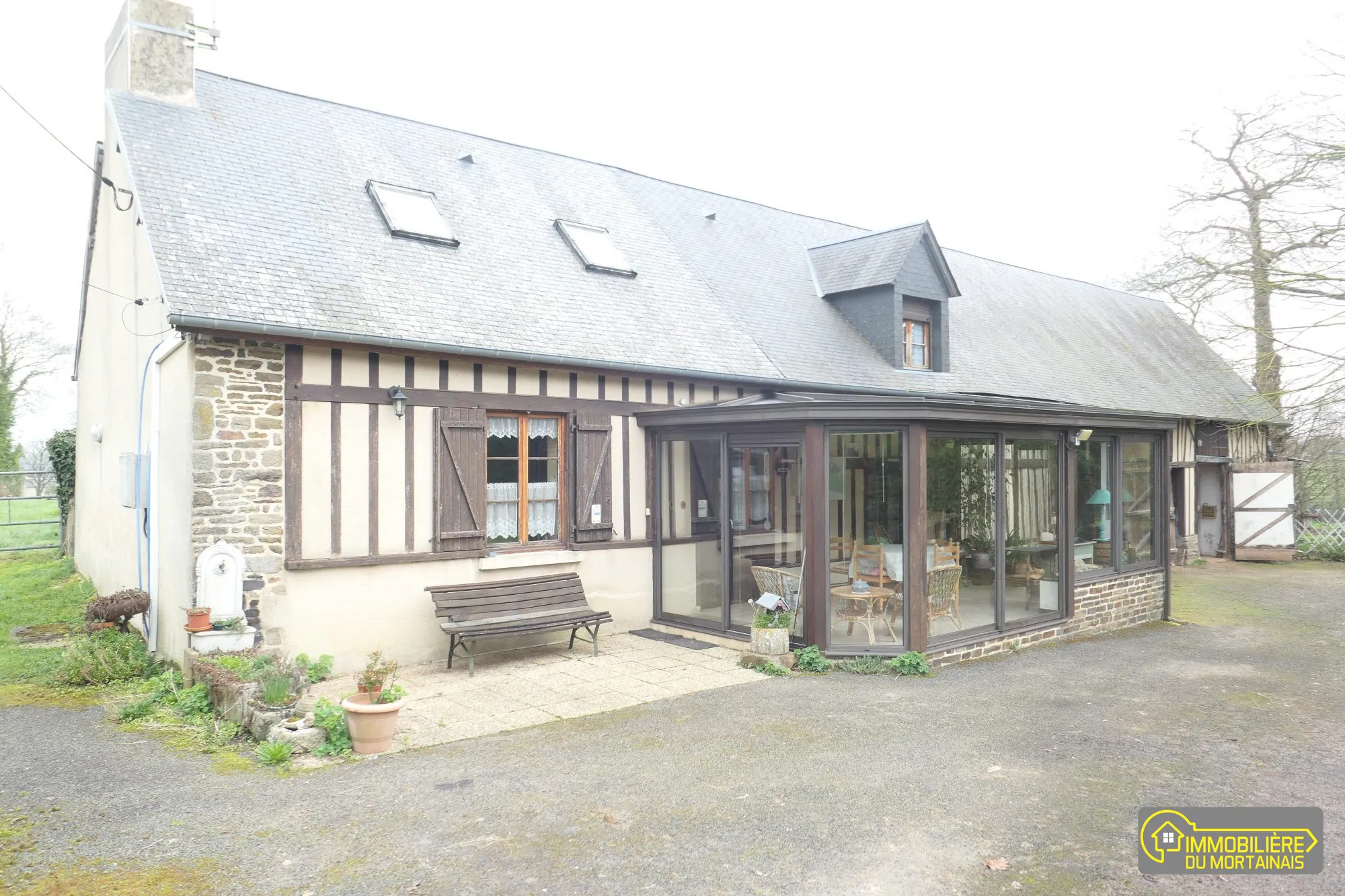 Maison de campagne à vendre avec grand terrain à Le Teilleul