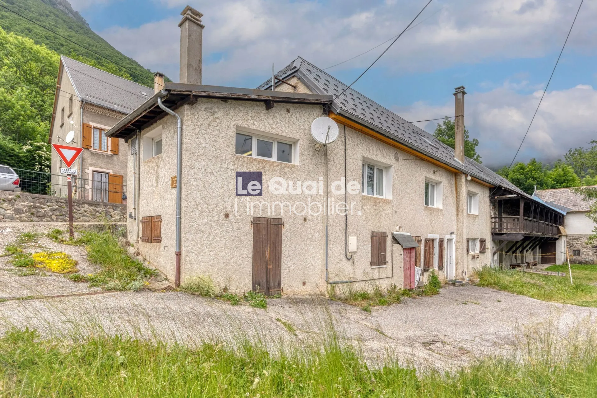 Auberge rénovée de 191 m² à Lavaldens, potentiel pour projet touristique ou résidence