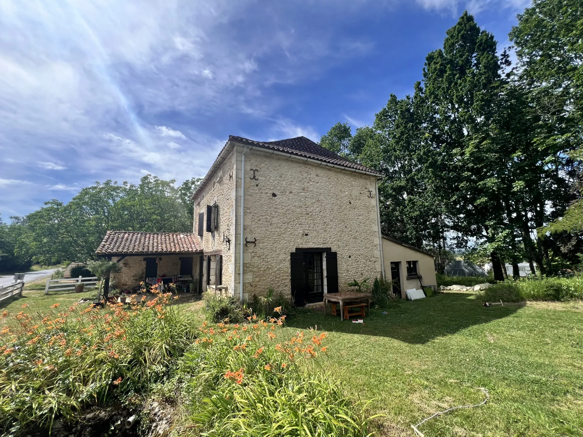 Charmante maison en pierre avec 3 chambres et grand jardin dans un hameau tranquille