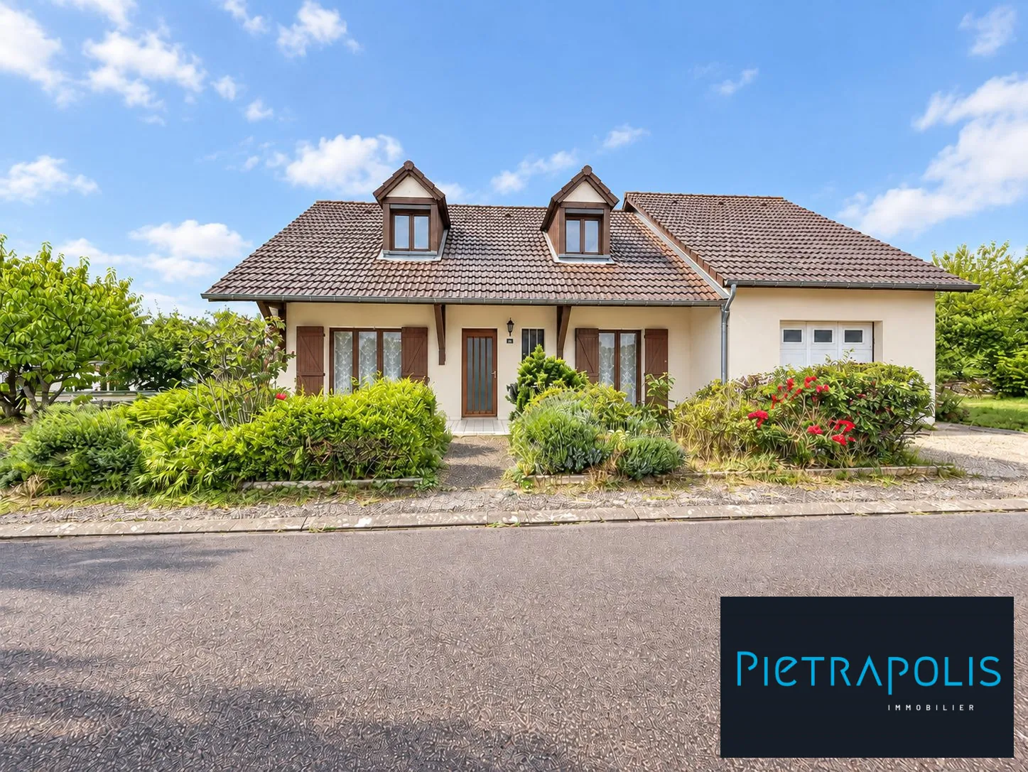 Maison familiale de 4 chambres avec garage à Villegusien-le-Lac