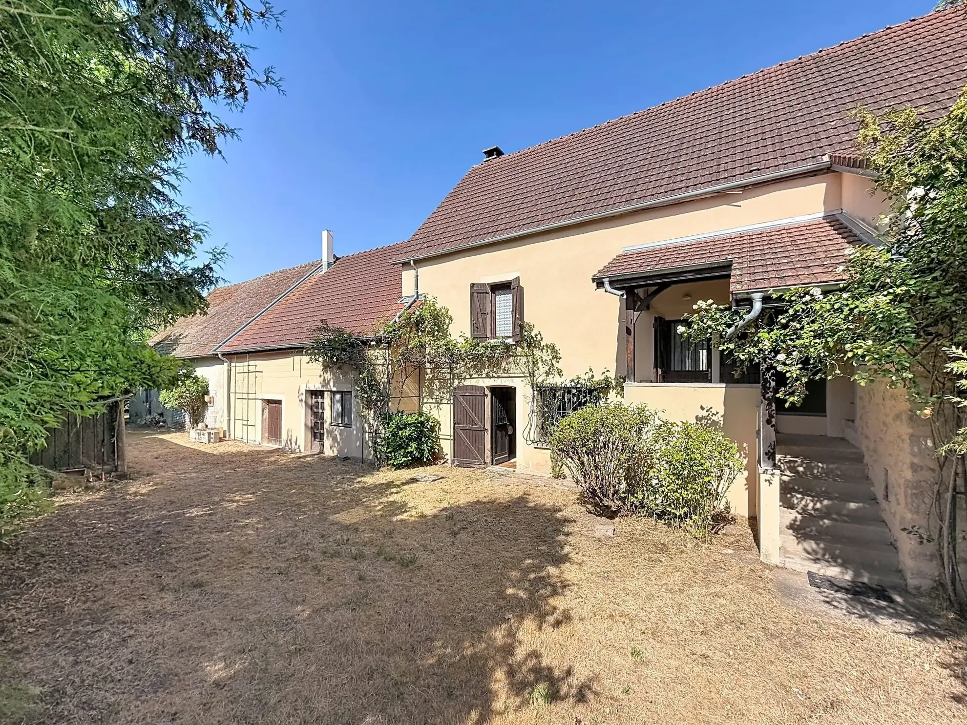Ensemble immobilier à Marmagne avec maison, gîte et potentiel d'investissement, proche du Morvan