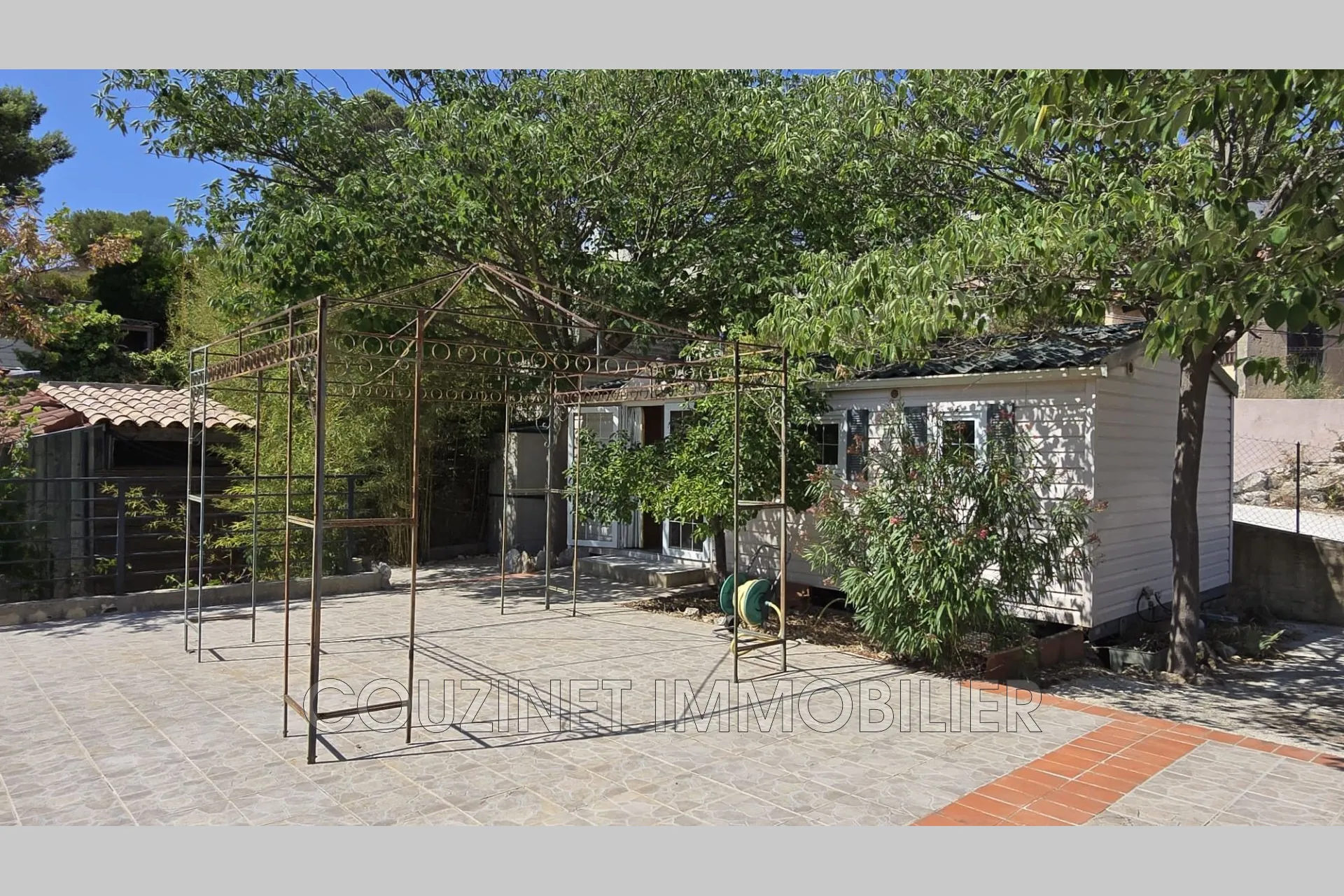 Mobil-home de 26 m² avec vue mer à Le Castellet dans résidence avec piscine