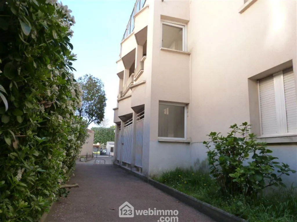 Studio lumineux de 30,70 m² avec mezzanine et parking à Choisy-le-Roi