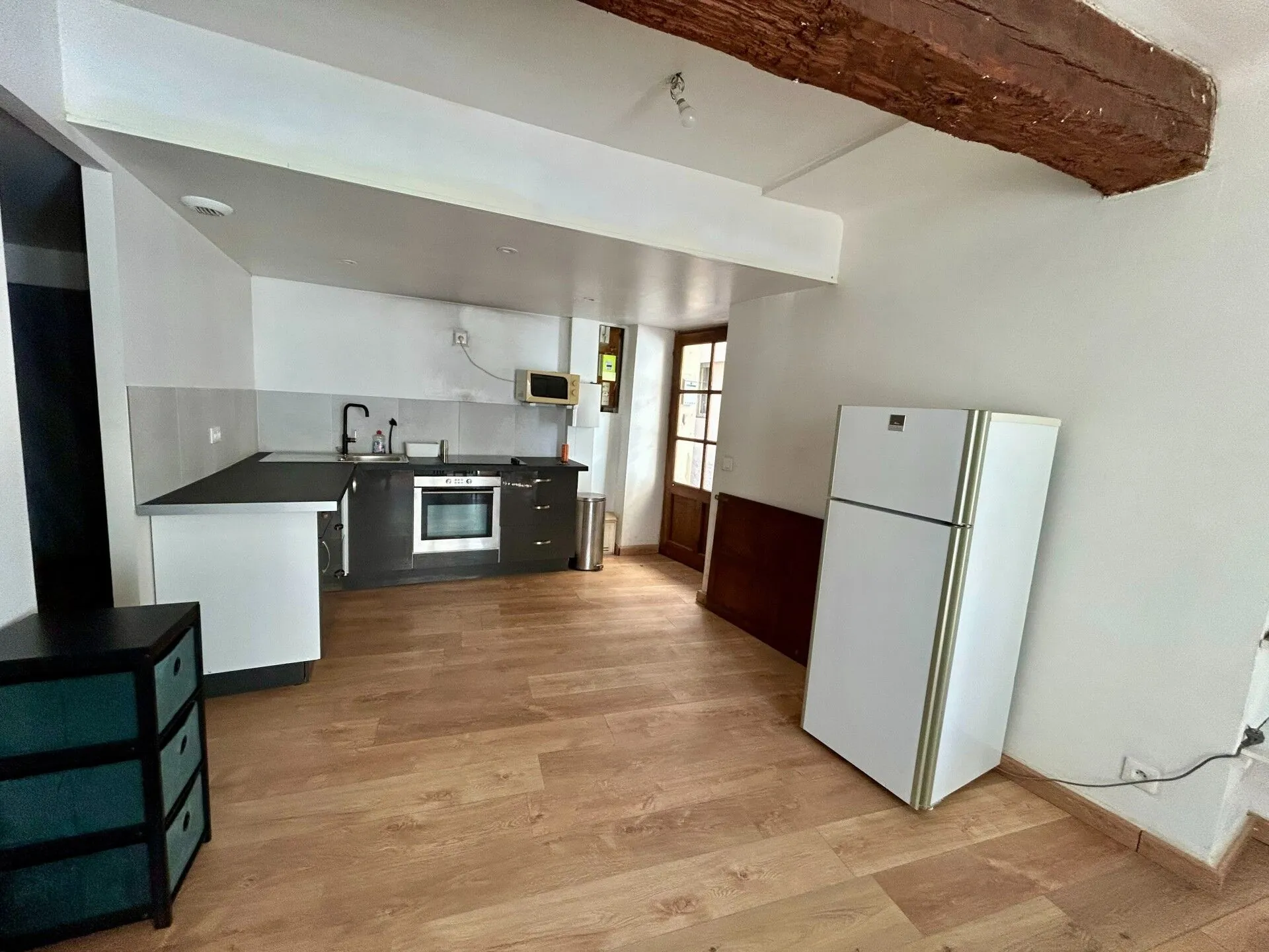 Studio meublé rénové à louer à La Tour d'Aigues