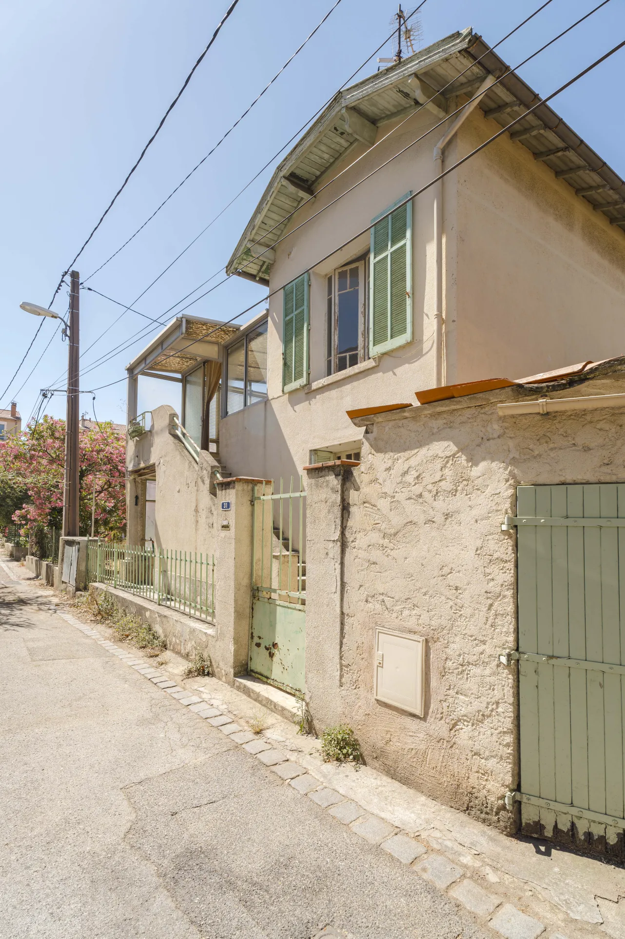 Vente d'un appartement T3 en haut de villa avec terrasse à Saint Roch, Toulon