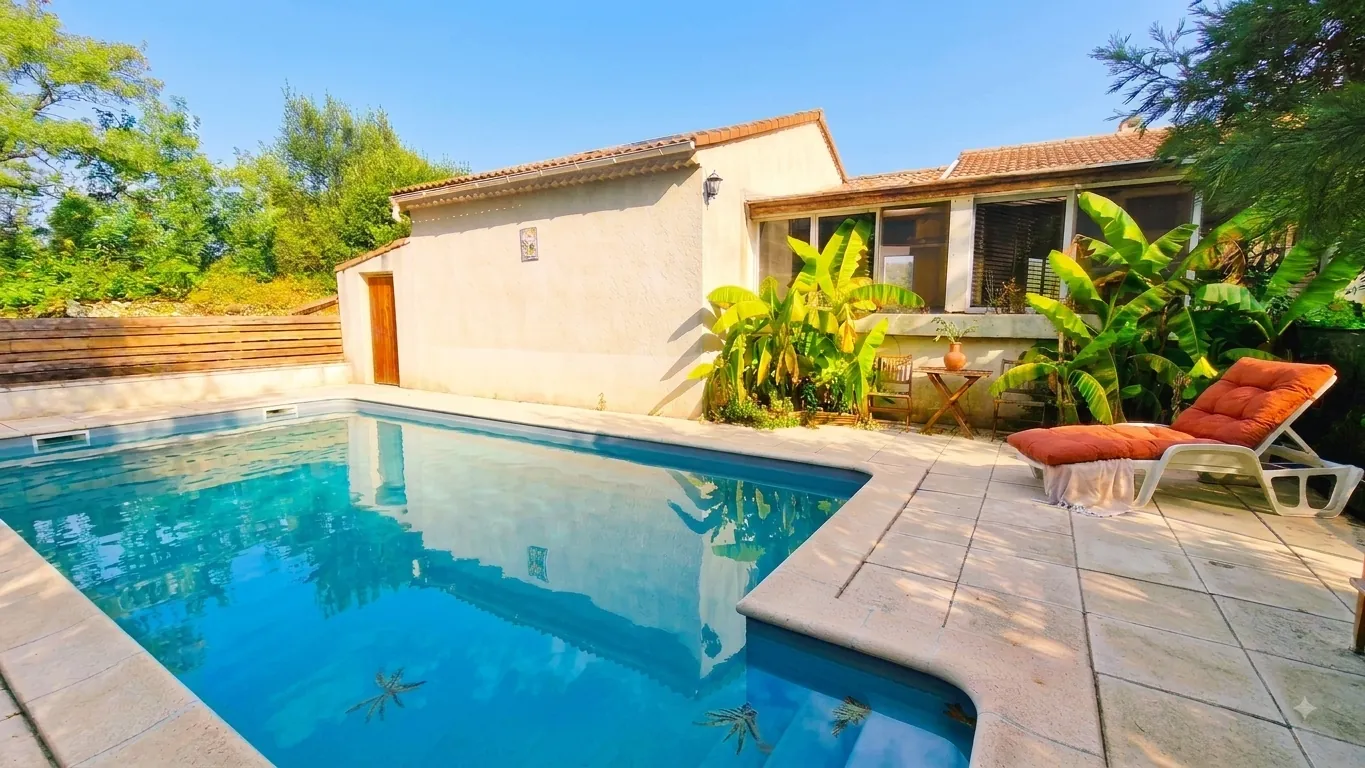Villa de plain-pied avec piscine et grand jardin à Saint-Julien-les-Rosiers