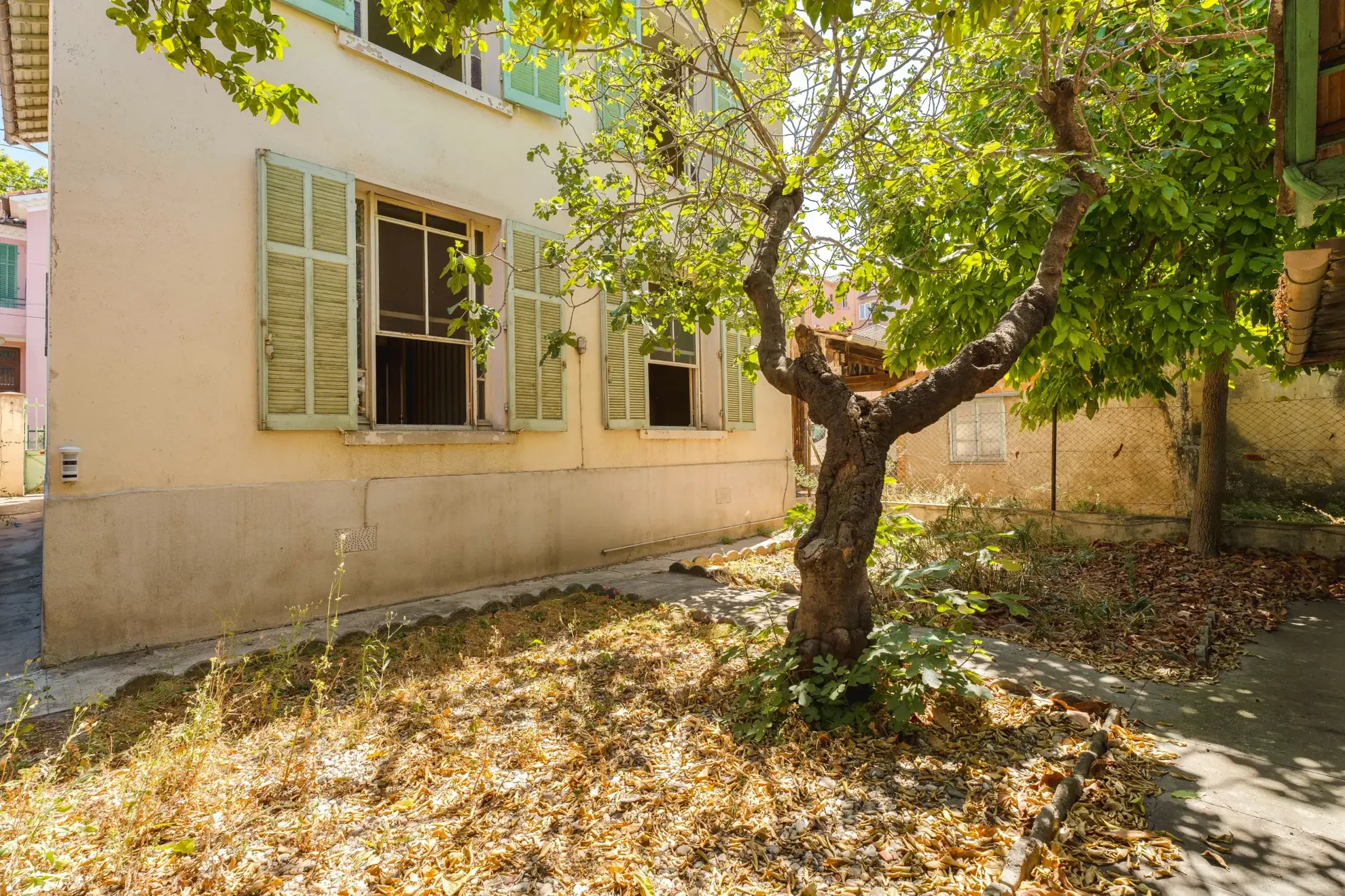 .Vente bas de villa avec jardin, deux cabanons et deux parkings à Toulon - Saint Roch