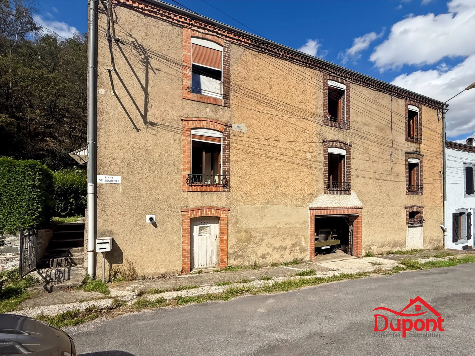 Maison à rénover avec jardin et garage à Deville - Opportunité à saisir