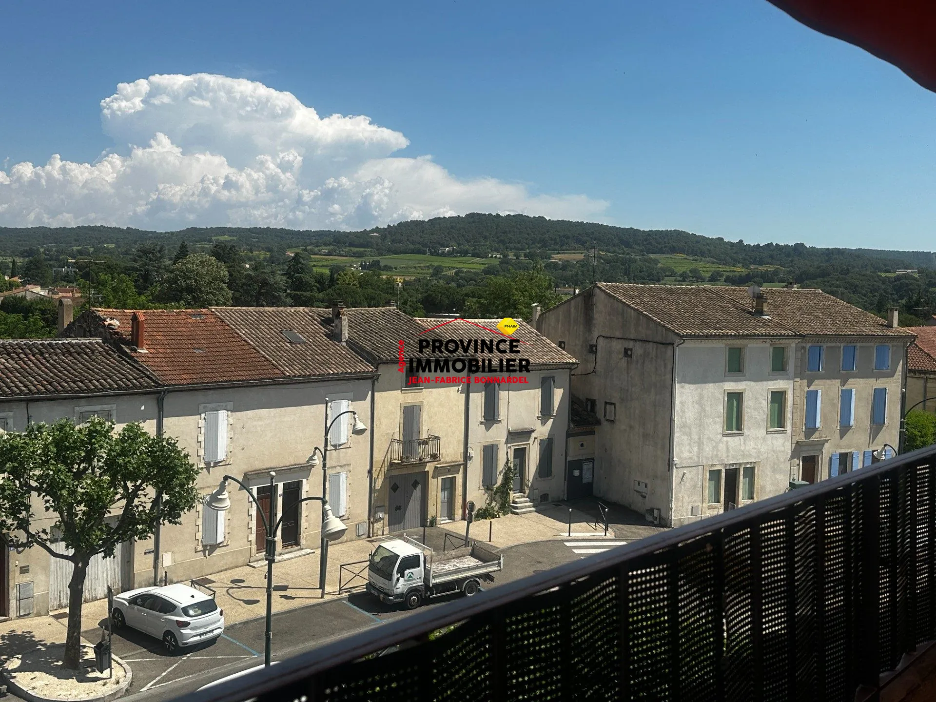 Spacieux appartement en duplex à Valréas avec deux balcons et confort moderne