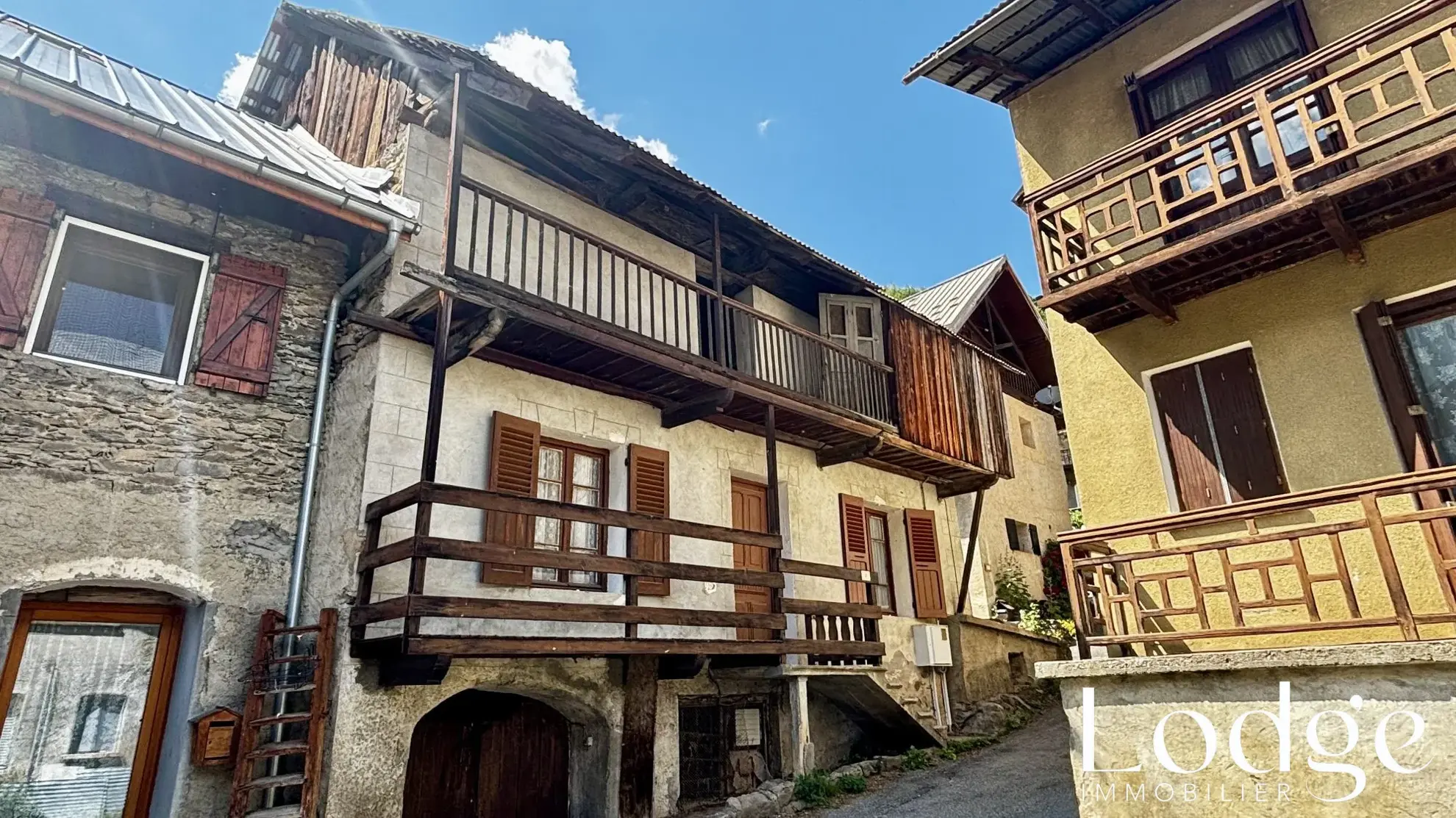 Maison de pays à rénover à Vallouise avec balcon, terrasse et grande grange