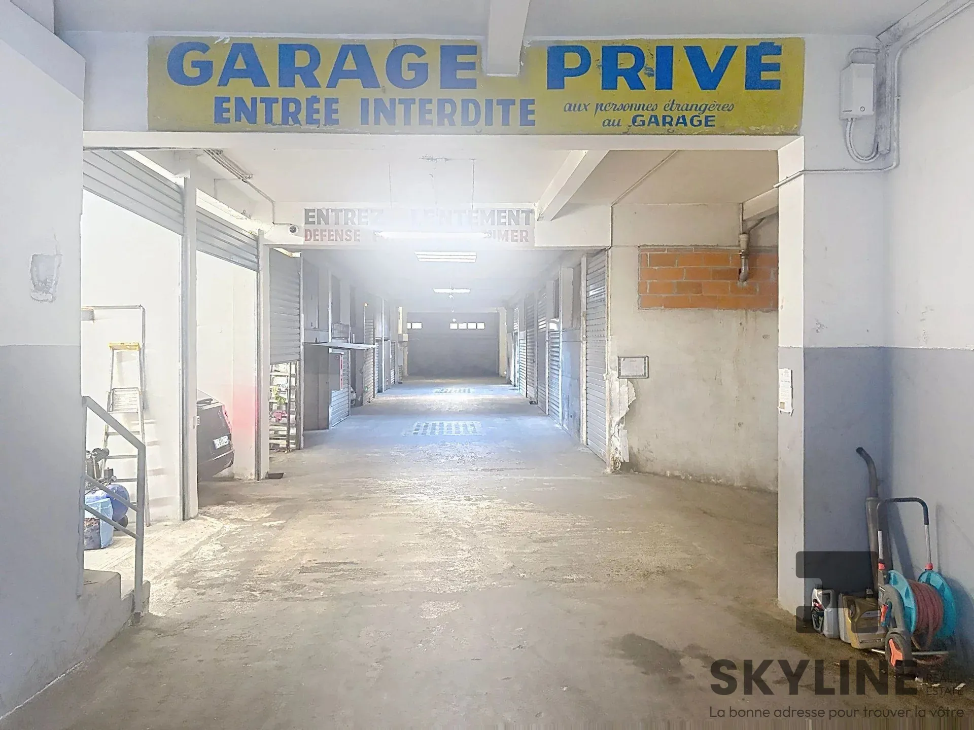 Box fermé sécurisé de 18m² à Marseille - Stationnement et stockage