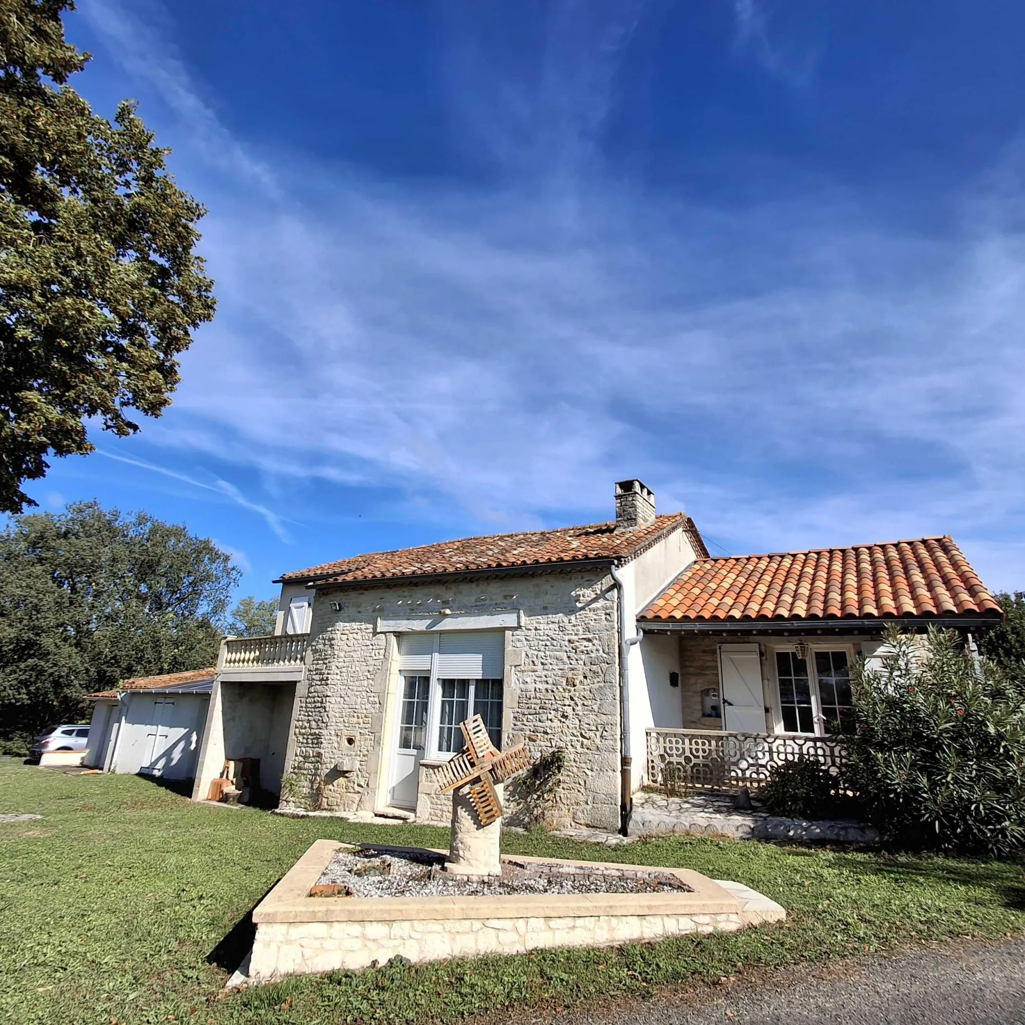 Belle maison charentaise rénovée avec garage et grand jardin près de La Rochefoucauld