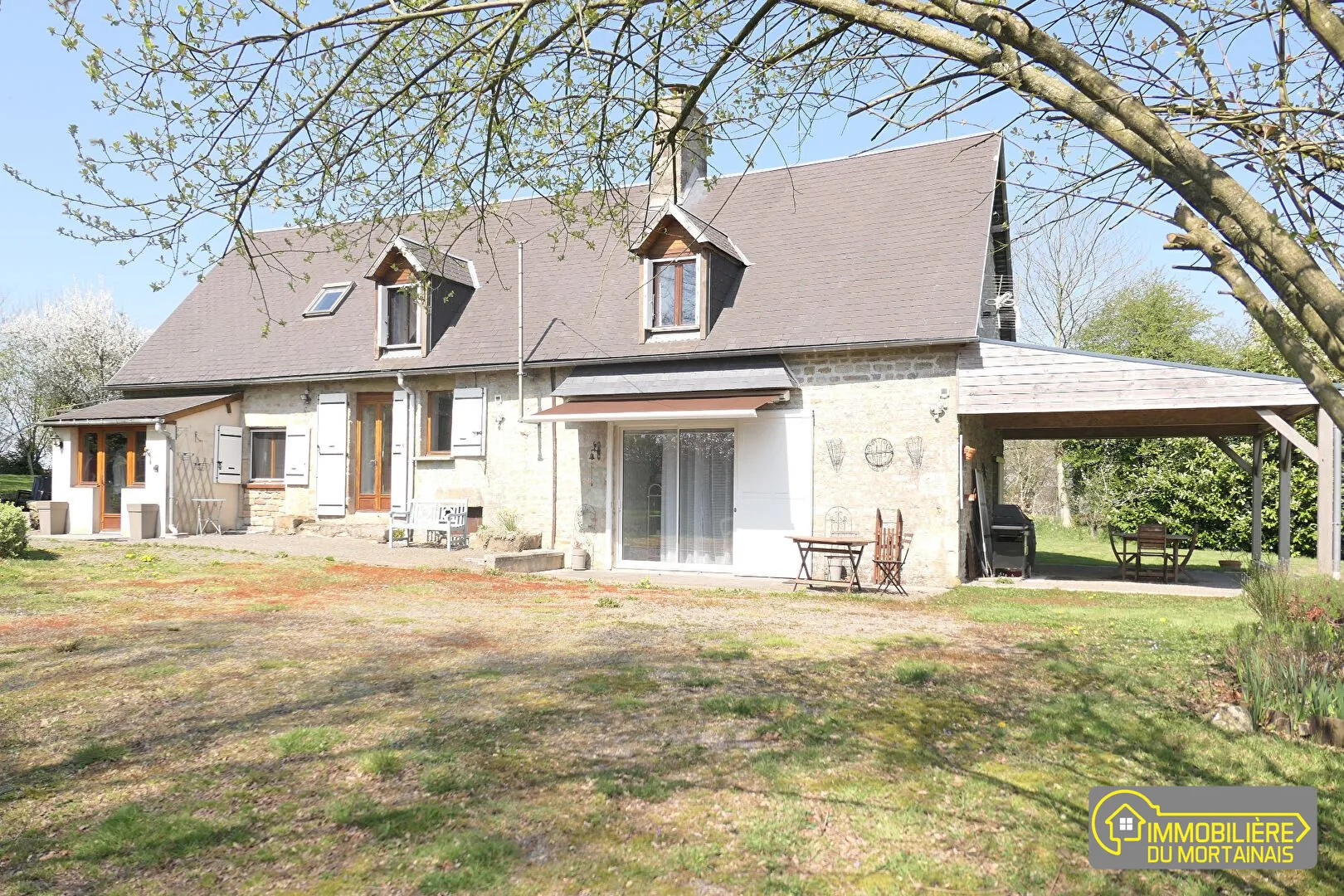 Maison avec gîte à Sourdeval - Propriété calme et arborée de 140 m²
