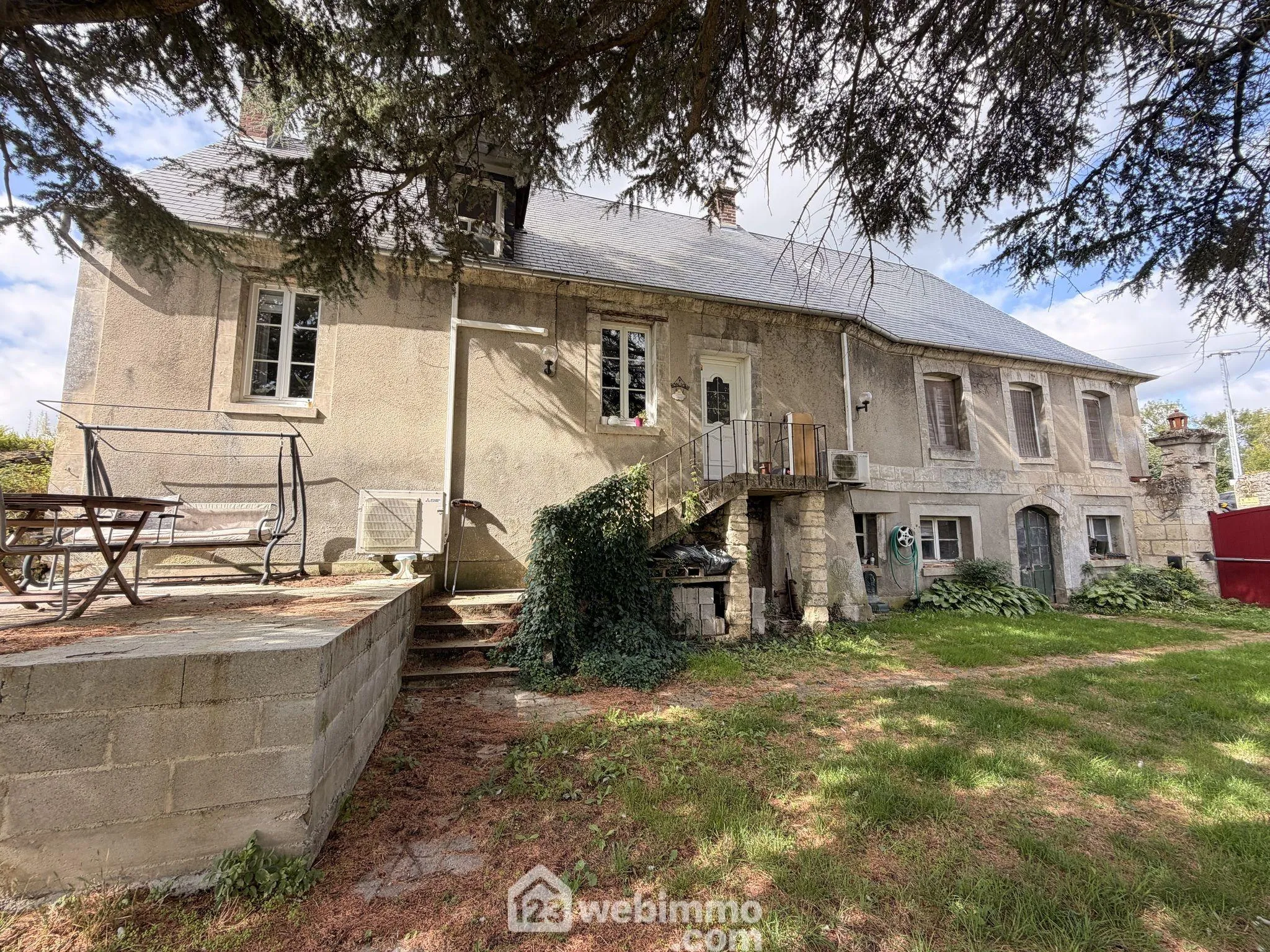 Belle maison de 285 m² avec dépendances et grand terrain à Montbavin
