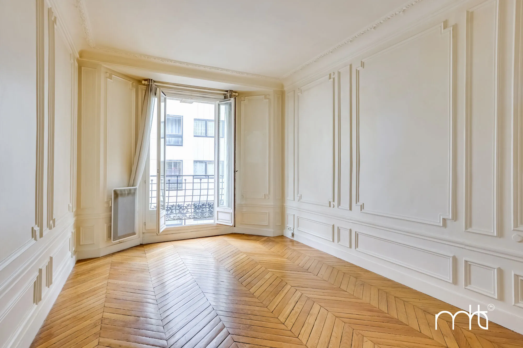 Studio haussmannien de 26,68 m² avec balcon à Paris 15ème