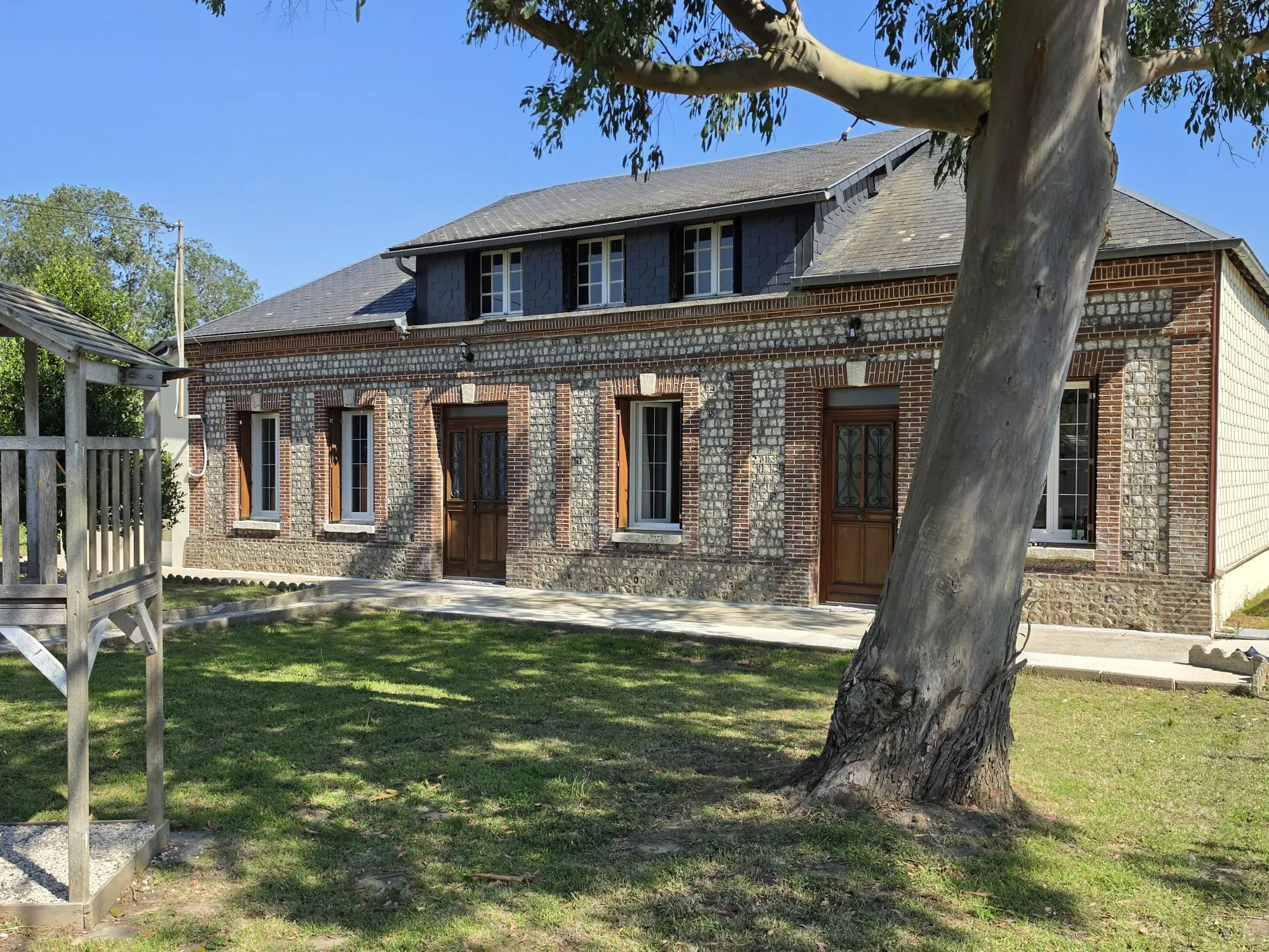 Maison divisée en 3 logements à vendre proche de la mer et de Fécamp