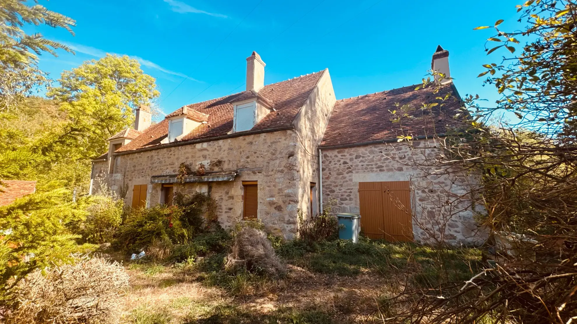Propriété de caractère avec terrain de 3,53 ha à Avallon, Vallée du Cousin, au prix de 267 500 €