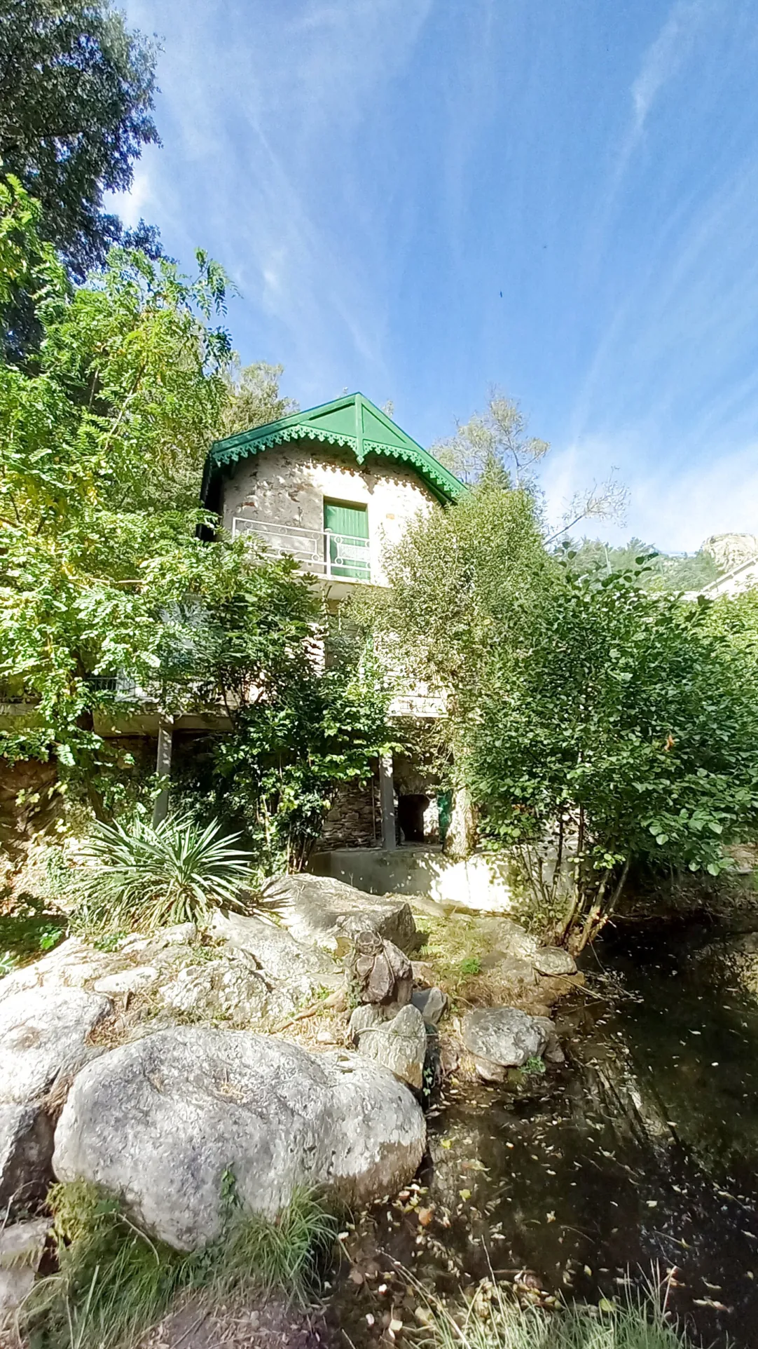 Charmante maison rénovée avec terrasse en bord de ruisseau à Colombières-sur-Orb