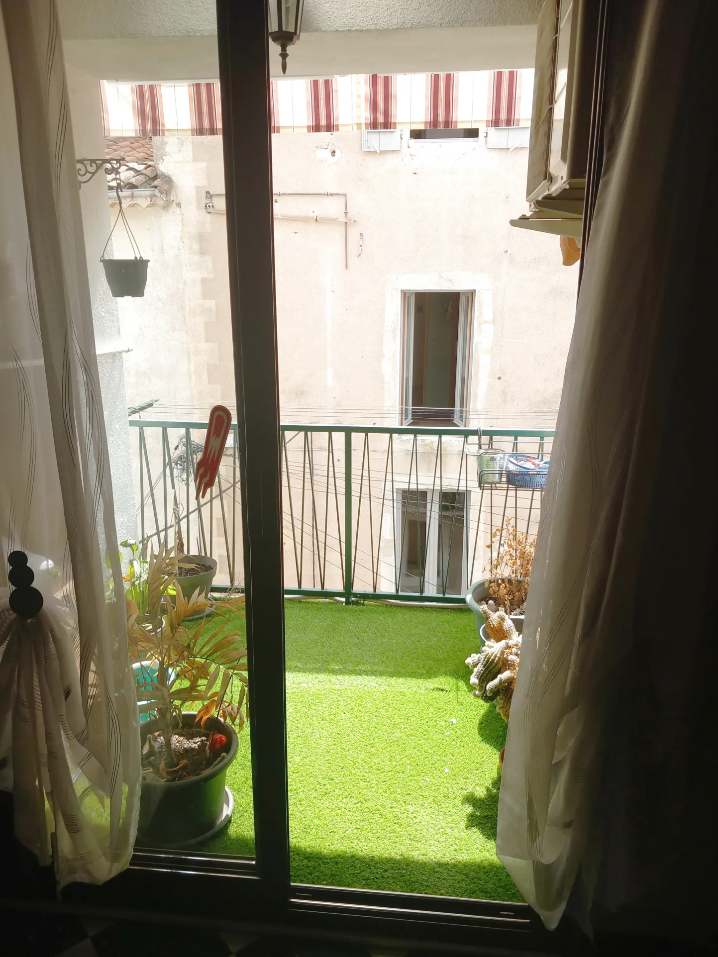 Immeuble à vendre à Bedarieux avec deux appartements et grand garage - Opportunité d'investissement