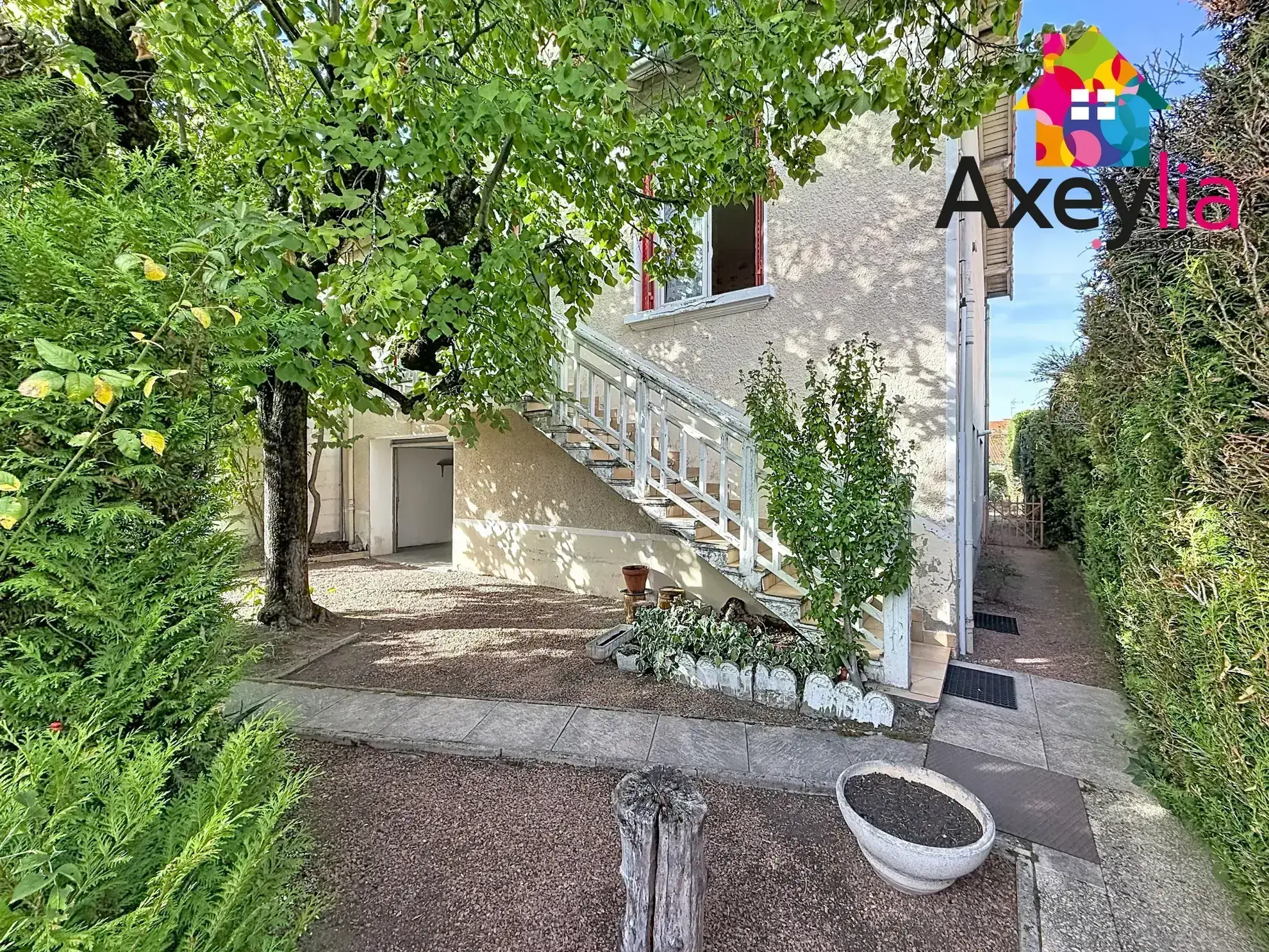 Charmante maison des années 1930 à Riorges avec sous-sol, terrasse et jardin arboré