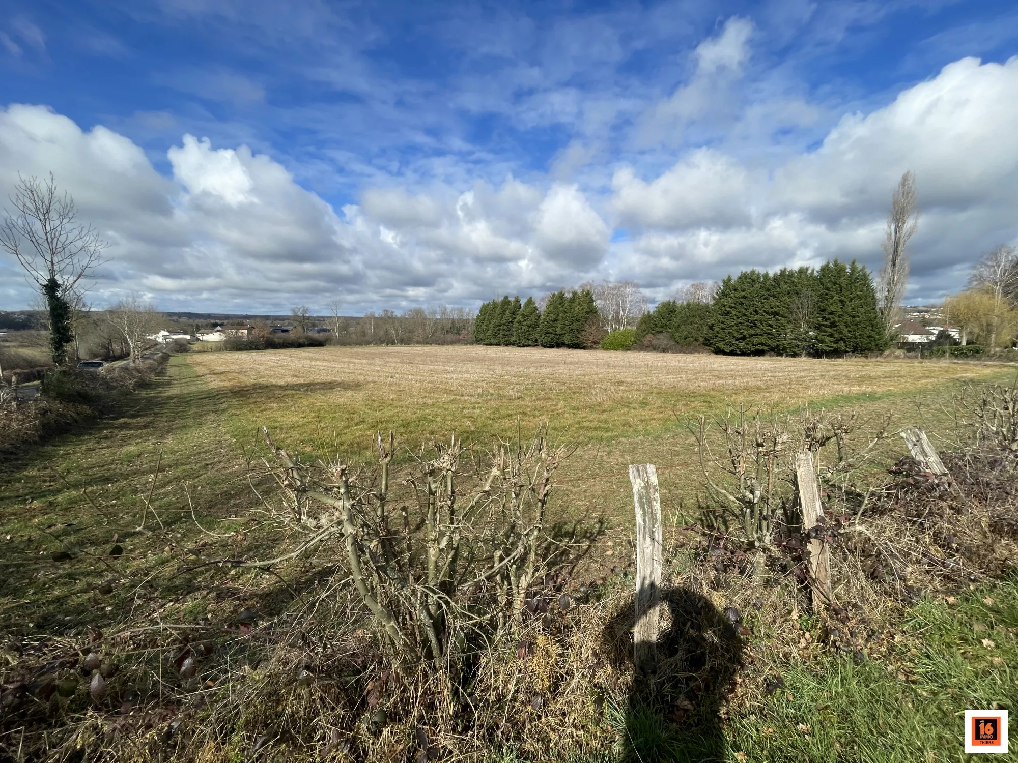 Terrain constructible de 4800m² à Thiers avec accès facile et réseaux en bordure