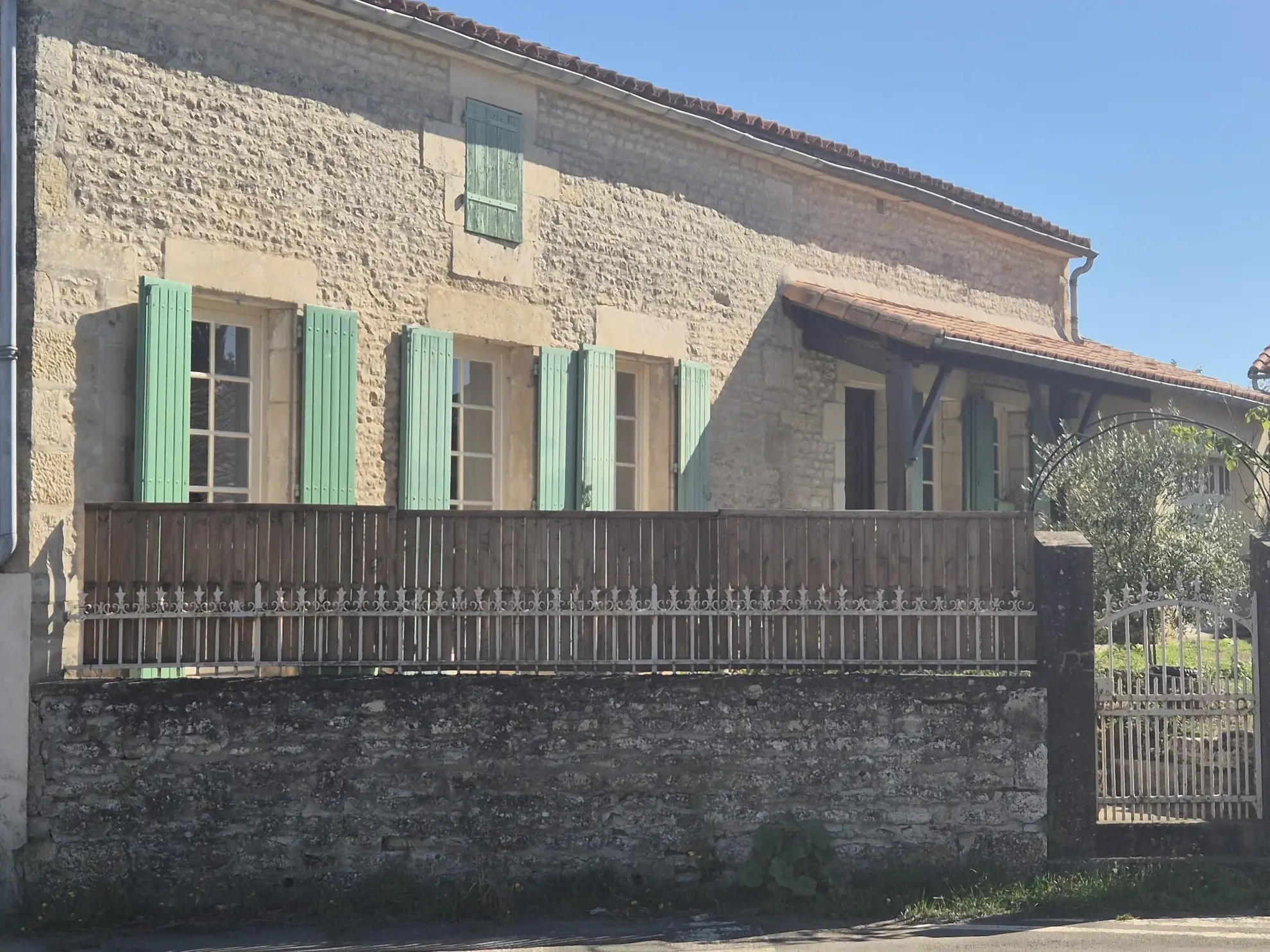 A vendre maison en pierre de 87 m² à Saint Rémy avec jardin et garage