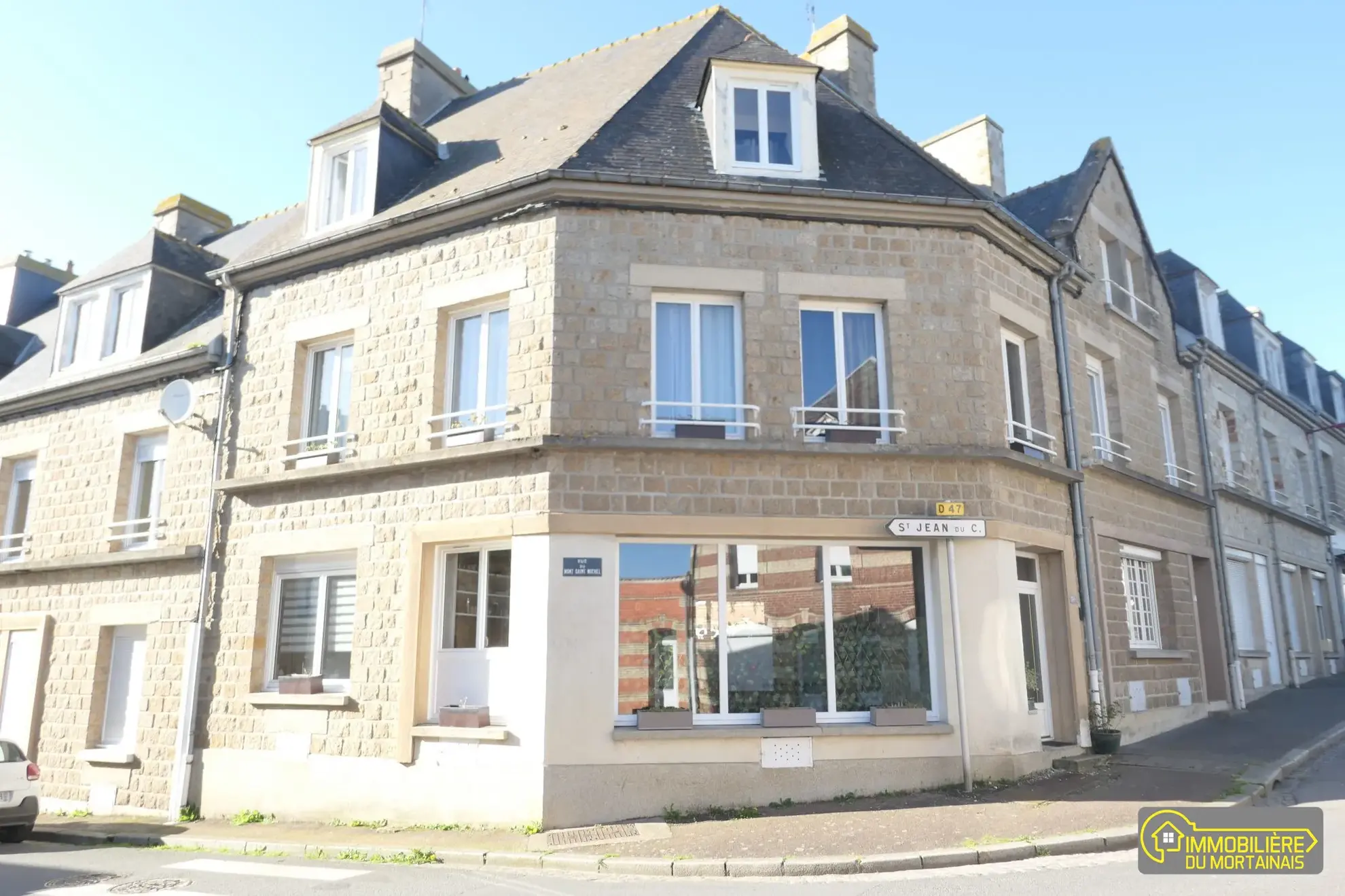 Maison de bourg à vendre à Barenton avec cave, garage et jardin