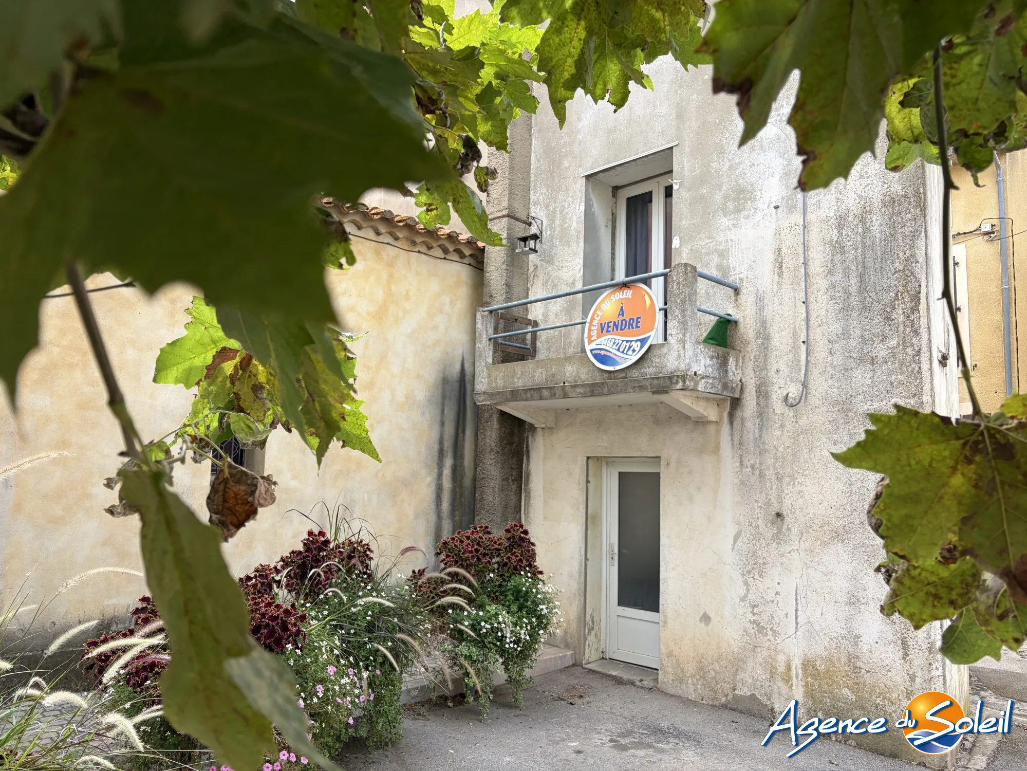 A Vendre Maison T3 mitoyenne avec vue sur la place à Raissac-d'Aude