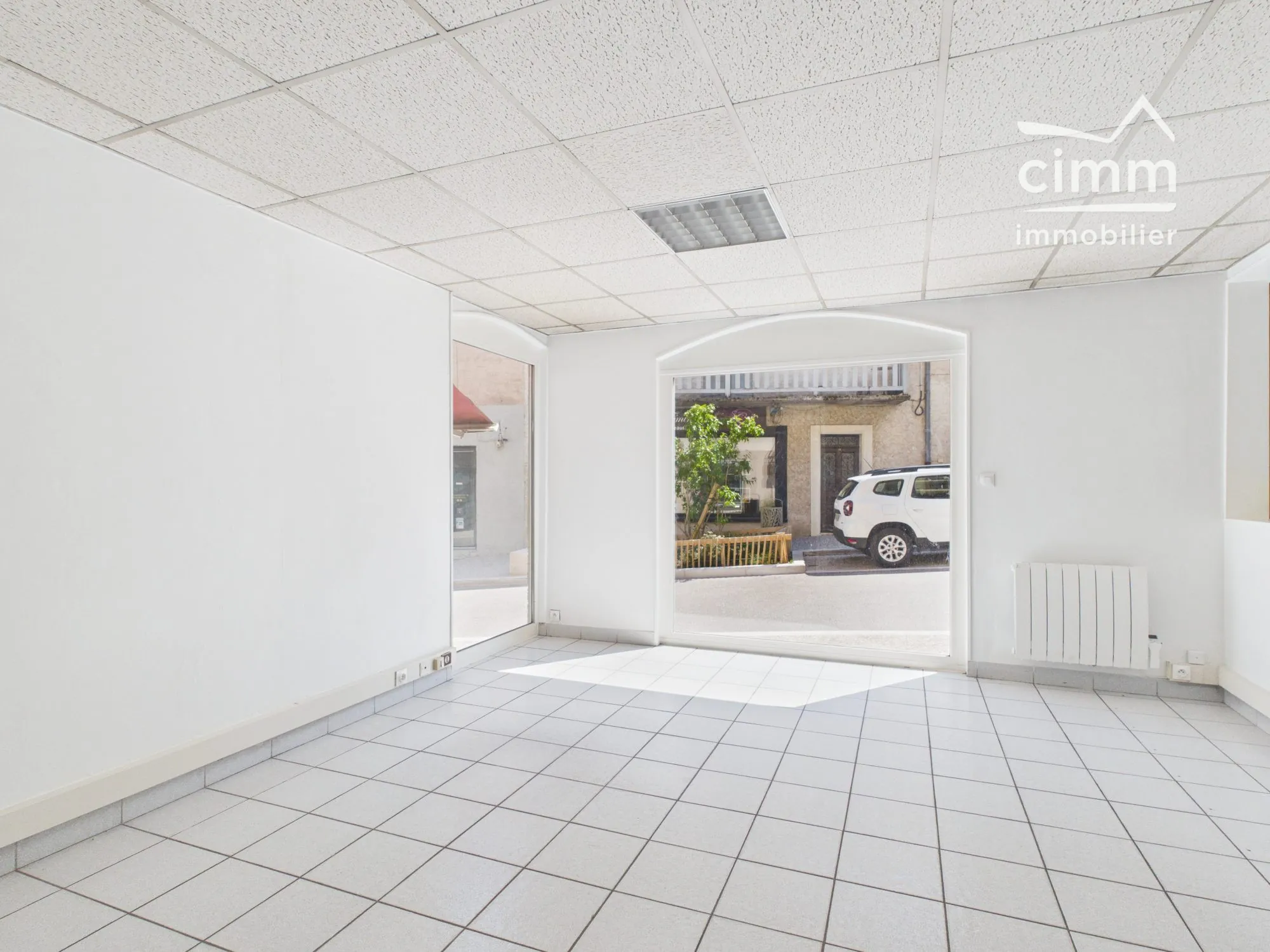 Local commercial de 26 m² à vendre à Tullins, idéal investissement ou activité