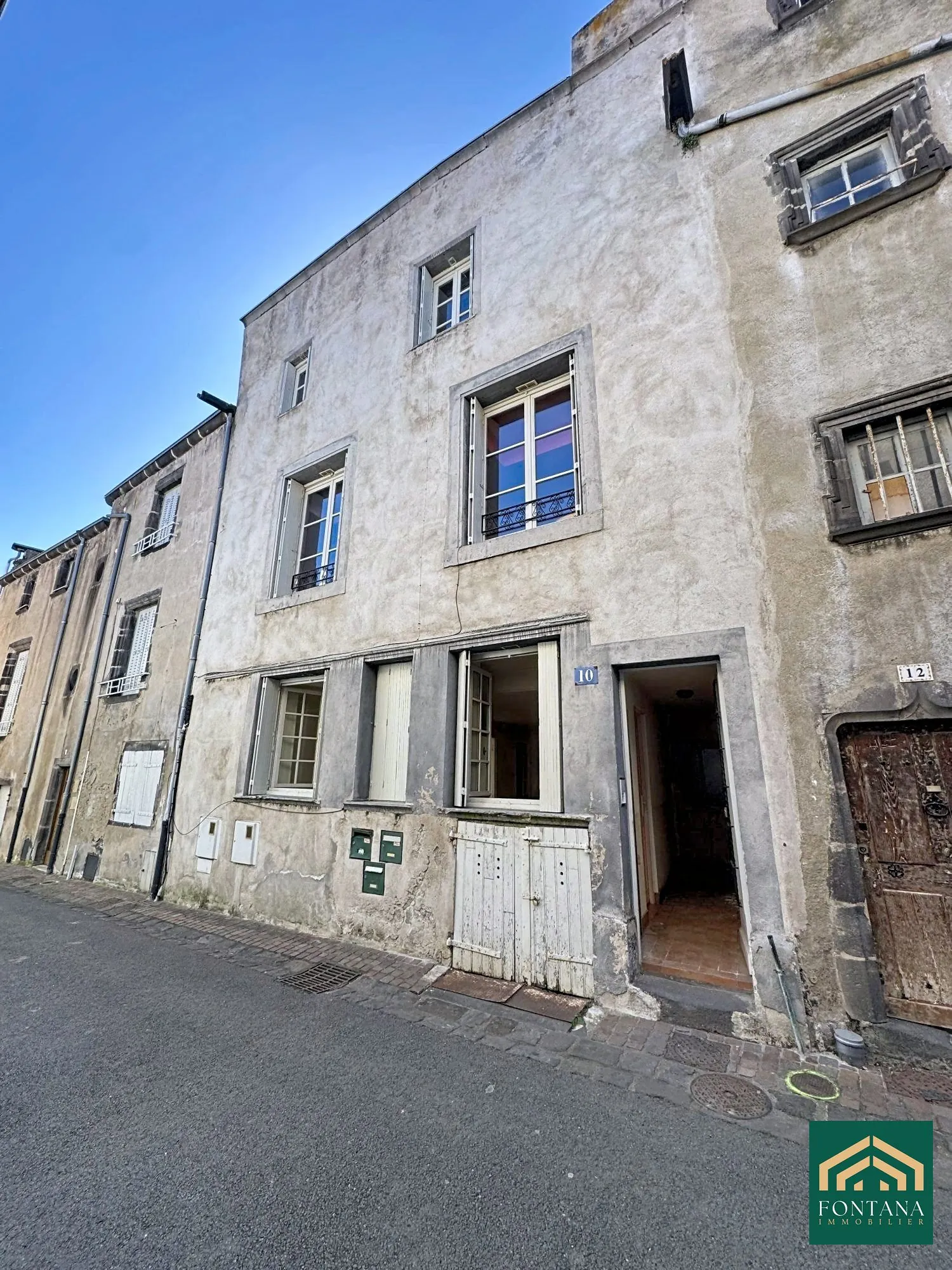 Immeuble à rénover de 3 appartements au cœur de Riom avec fort potentiel d'investissement