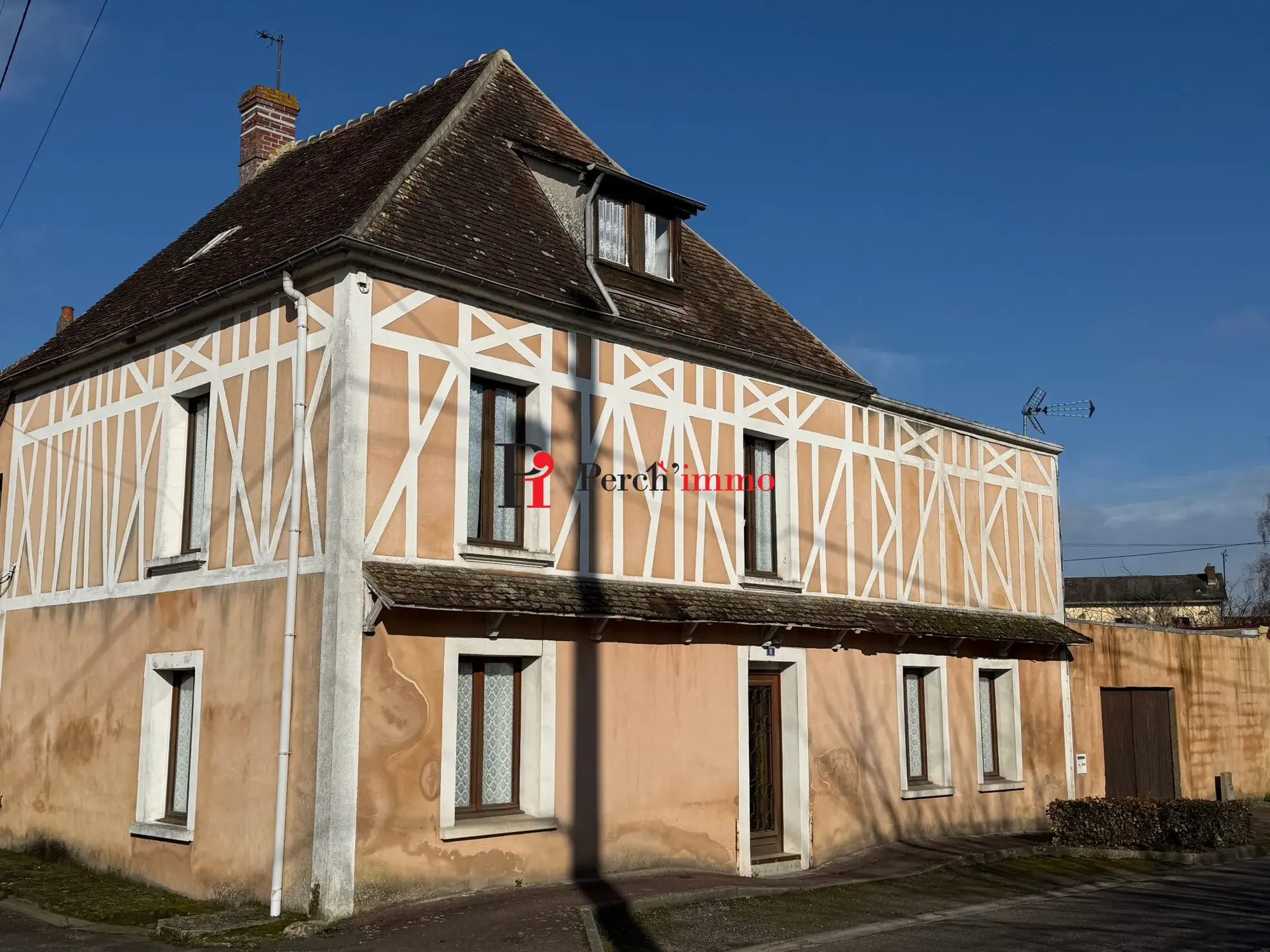 Maison familiale rénovée à Rémalard avec dépendance et beau potentiel