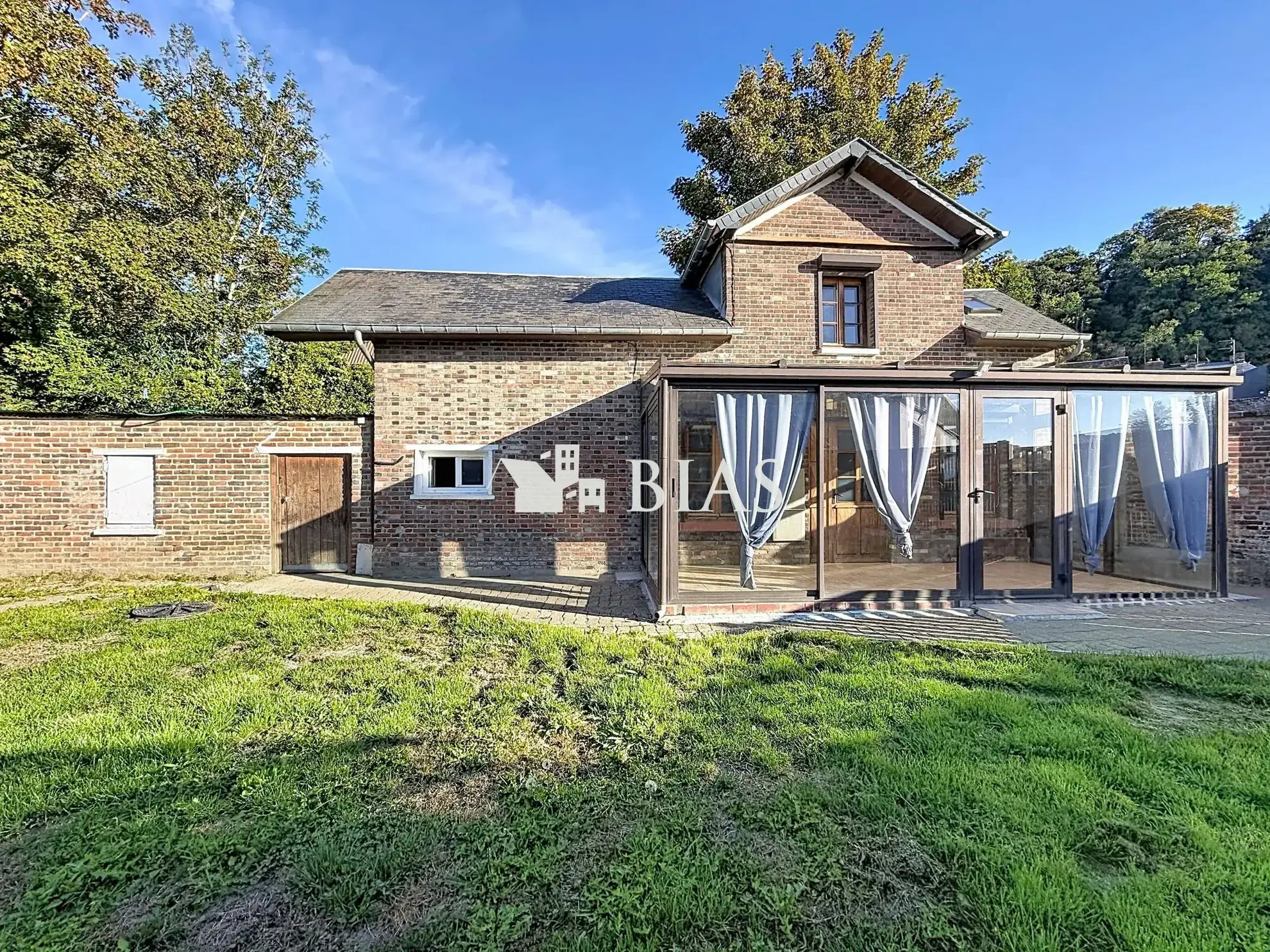 Maison à vendre au centre de Beaumont-le-Roger avec jardin et potentiel de rénovation