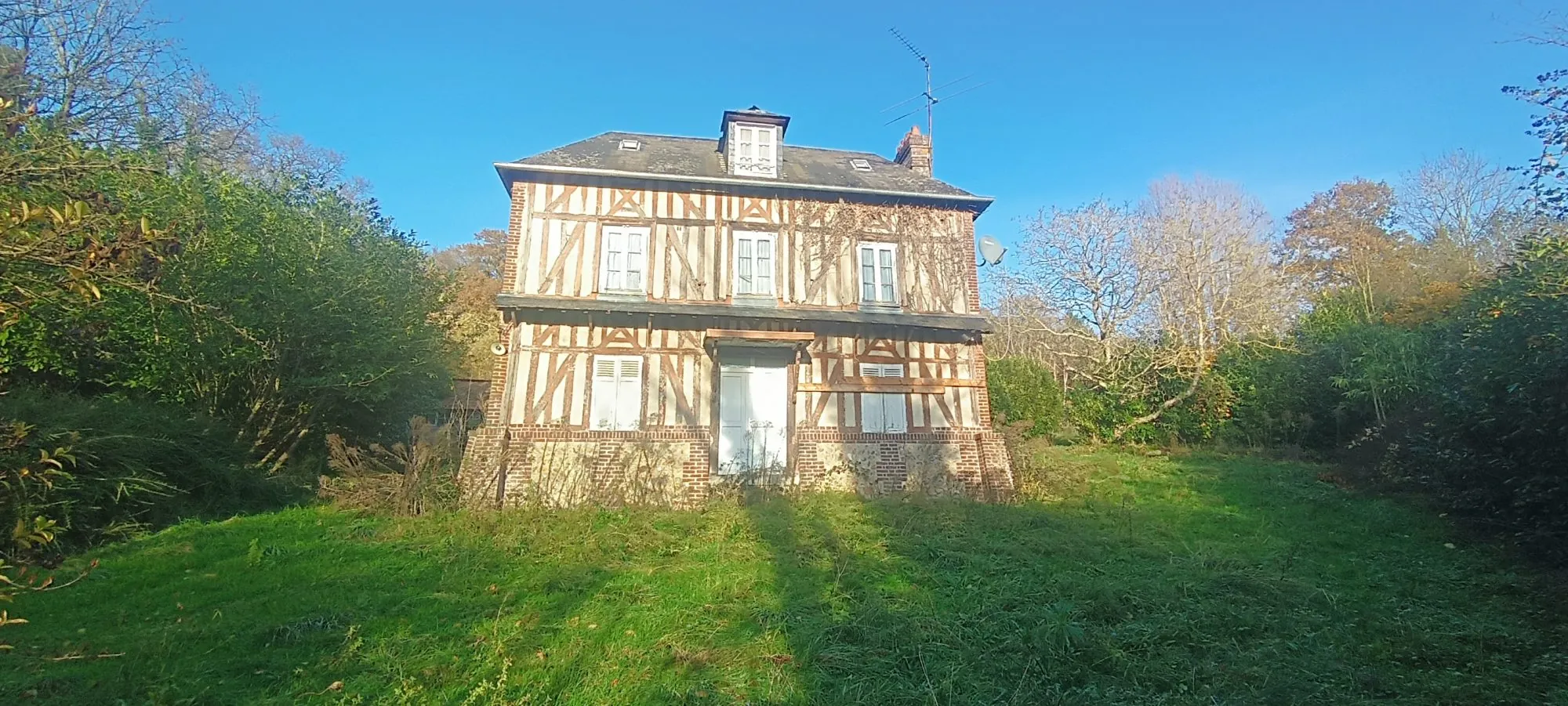 Maison à vendre à Surville avec 5 chambres et terrain arboré