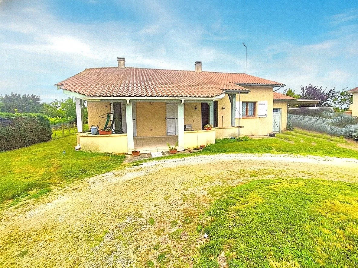 Face Est Maison indépendante avec dépendances et grand terrain à Riscle