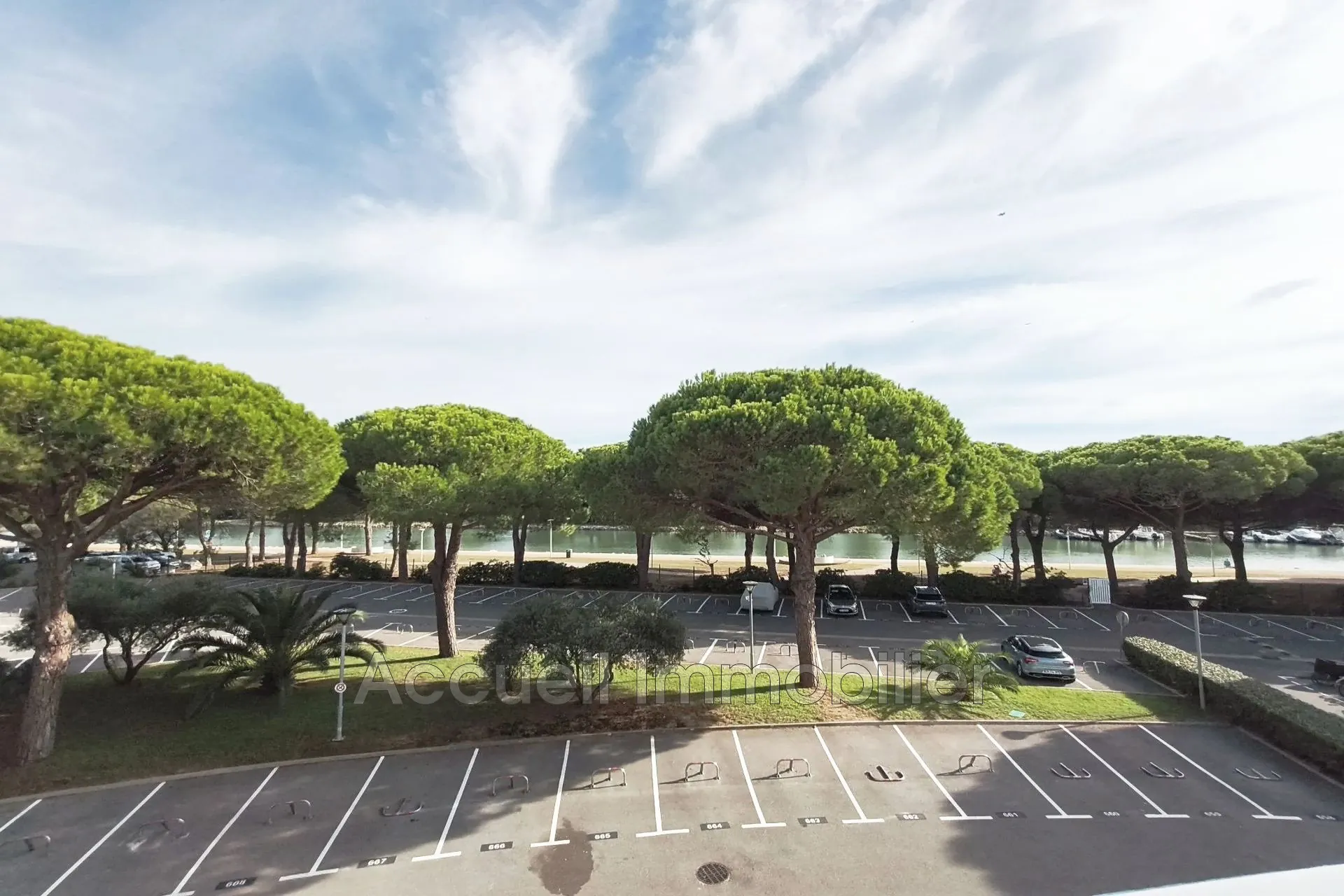 Studio cabine avec vue sur le chenal à Port Camargue, résidence sécurisée et parking privé