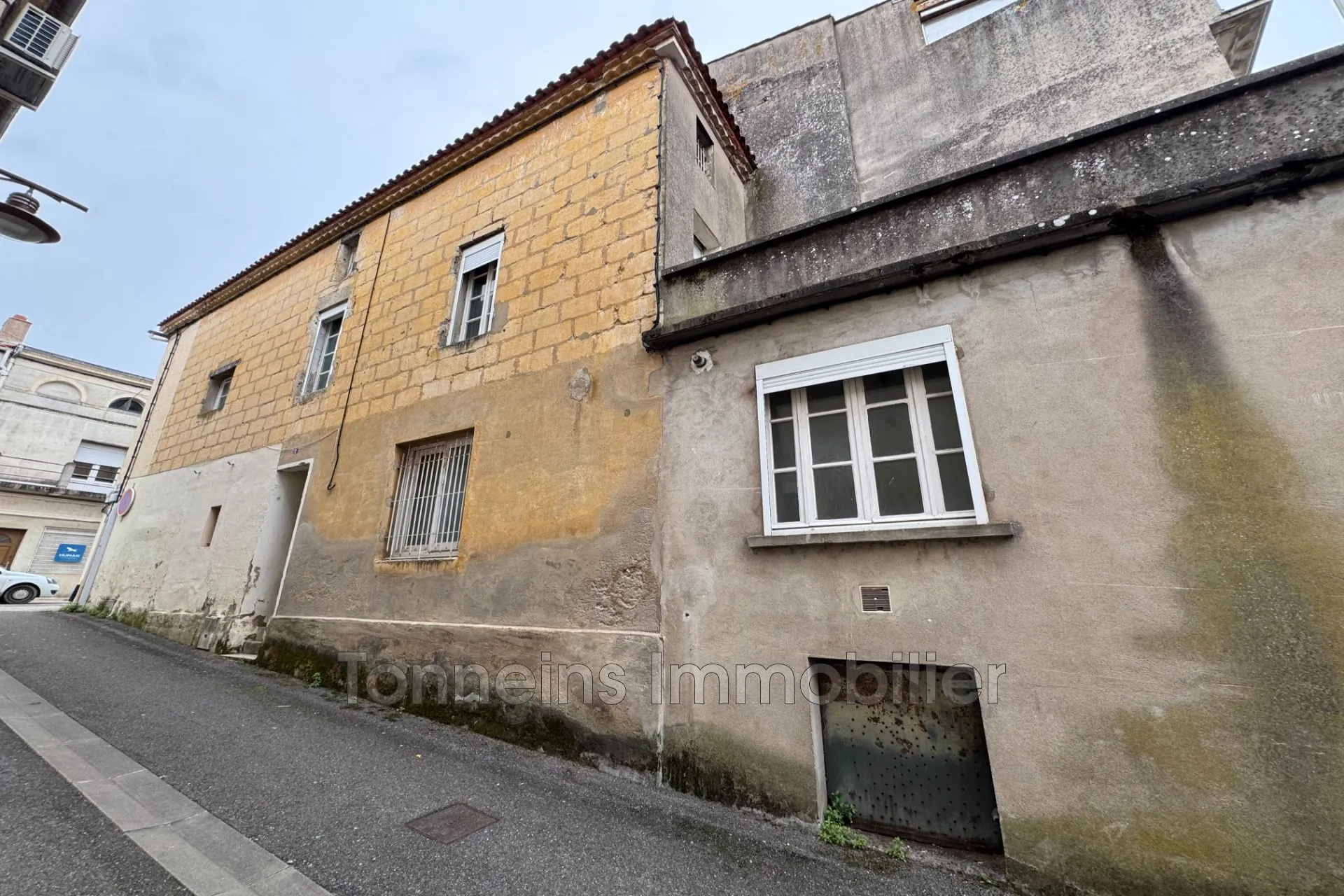 Maison de ville à rénover à Tonneins avec terrasse et cave - Opportunité immobilière
