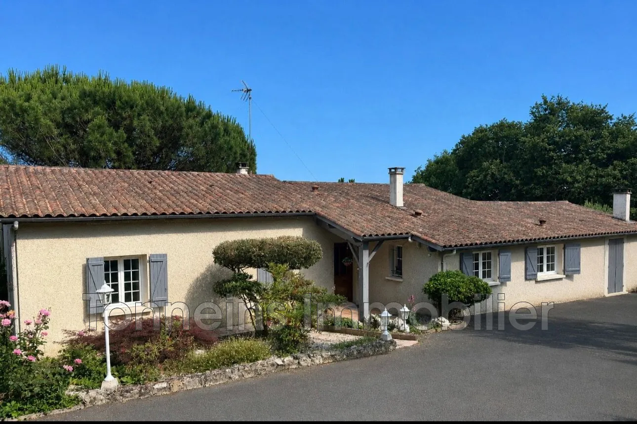 Maison avec piscine, vue dégagée et 3 chambres au Mas d'Agenais