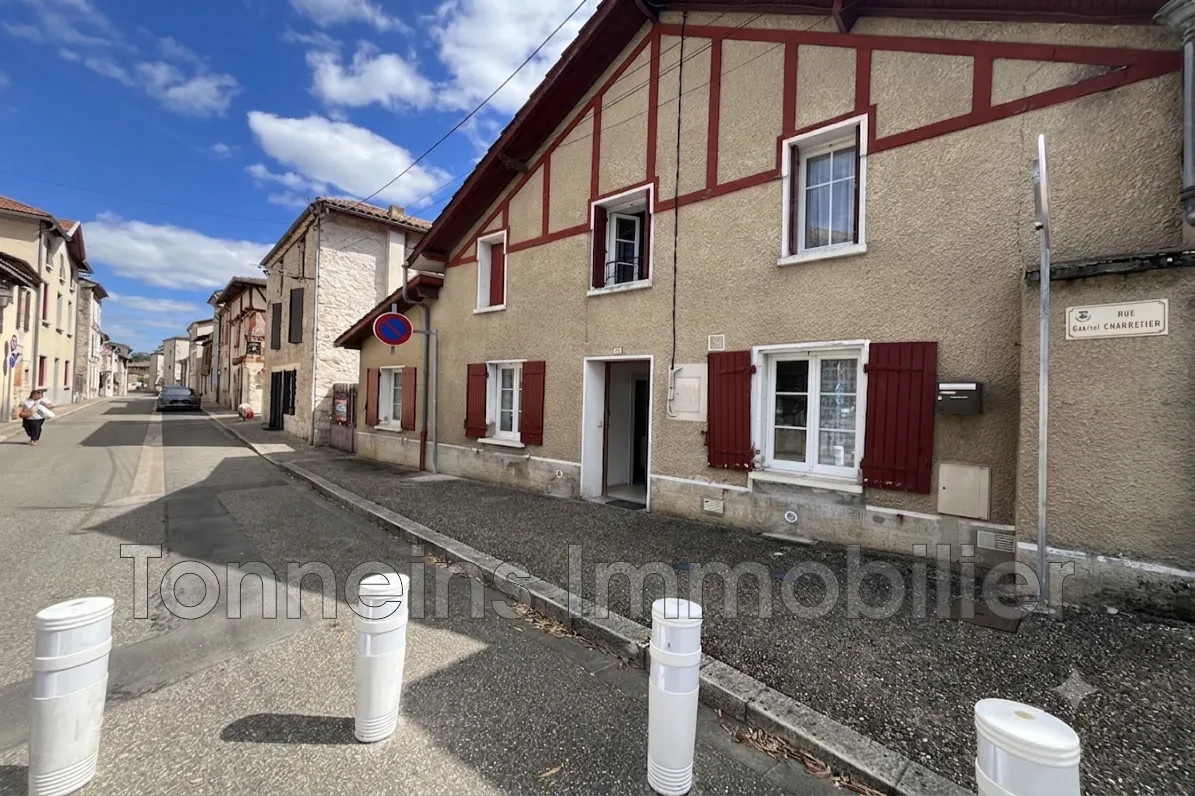Maison de ville à vendre de 114 m² à Castelmoron-sur-Lot avec cour et cave