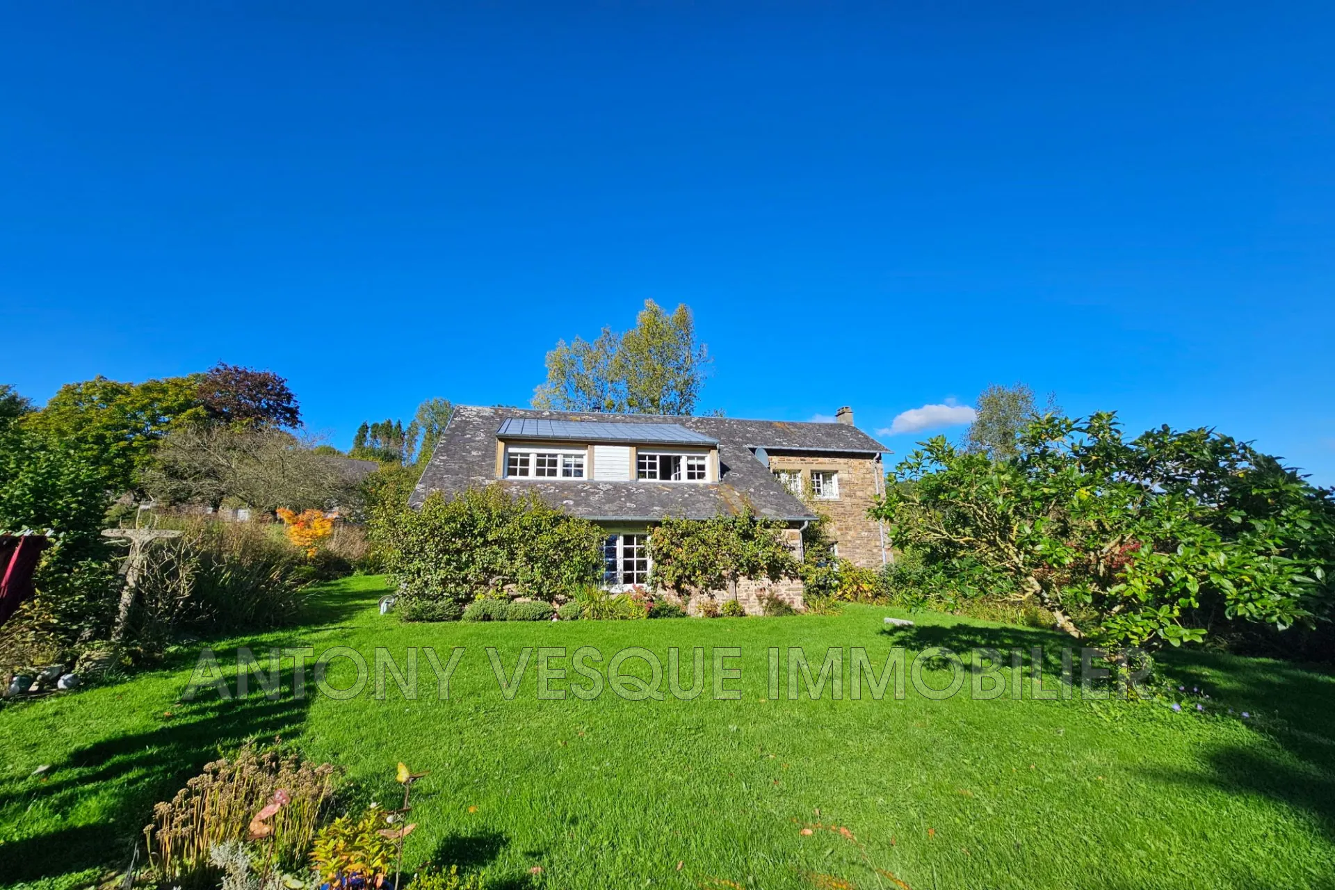 A vendre maison de caractère à Cerisy-la-Salle avec terrain et terrasse