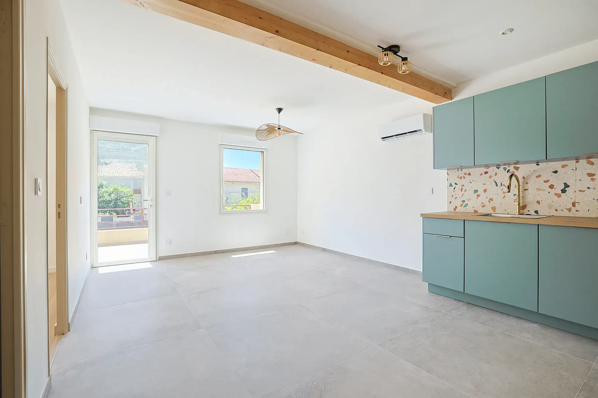 Magnifique duplex T4 rénové avec terrasse à Toulon, secteur résidentiel