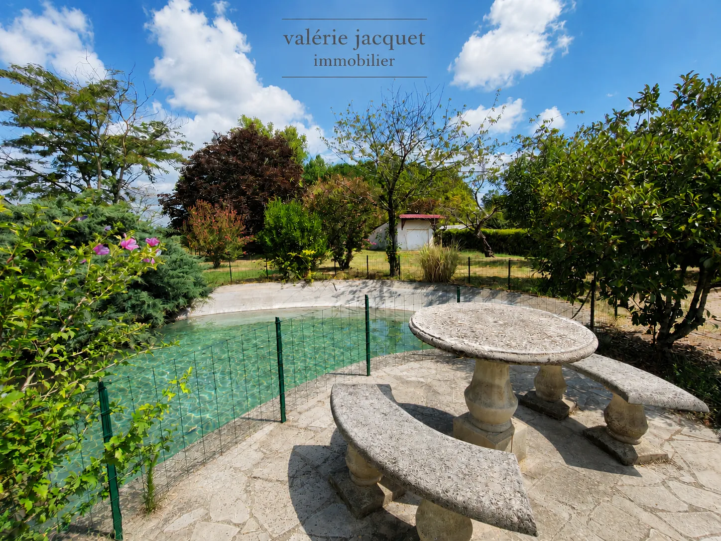 Maison familiale avec 4 chambres, vie de plain-pied et grand jardin à Montpon-Ménestérol