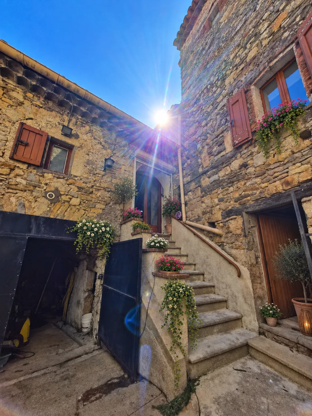 Maison de village à Rousson avec jardin, garage et grand potentiel de rénovation