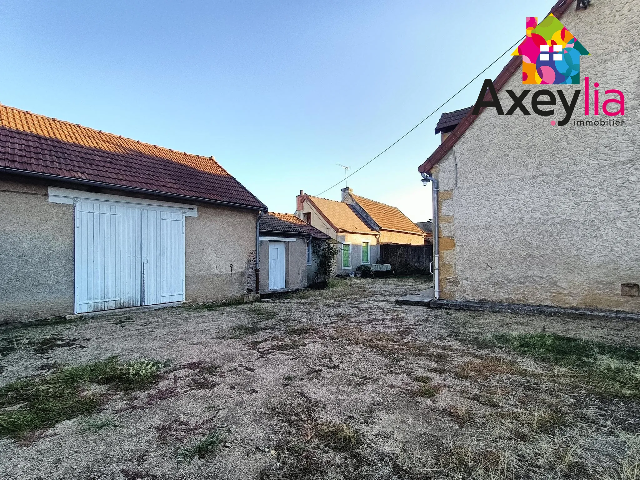 Maison ancienne à Digoin avec terrain arboré et dépendances à rénover