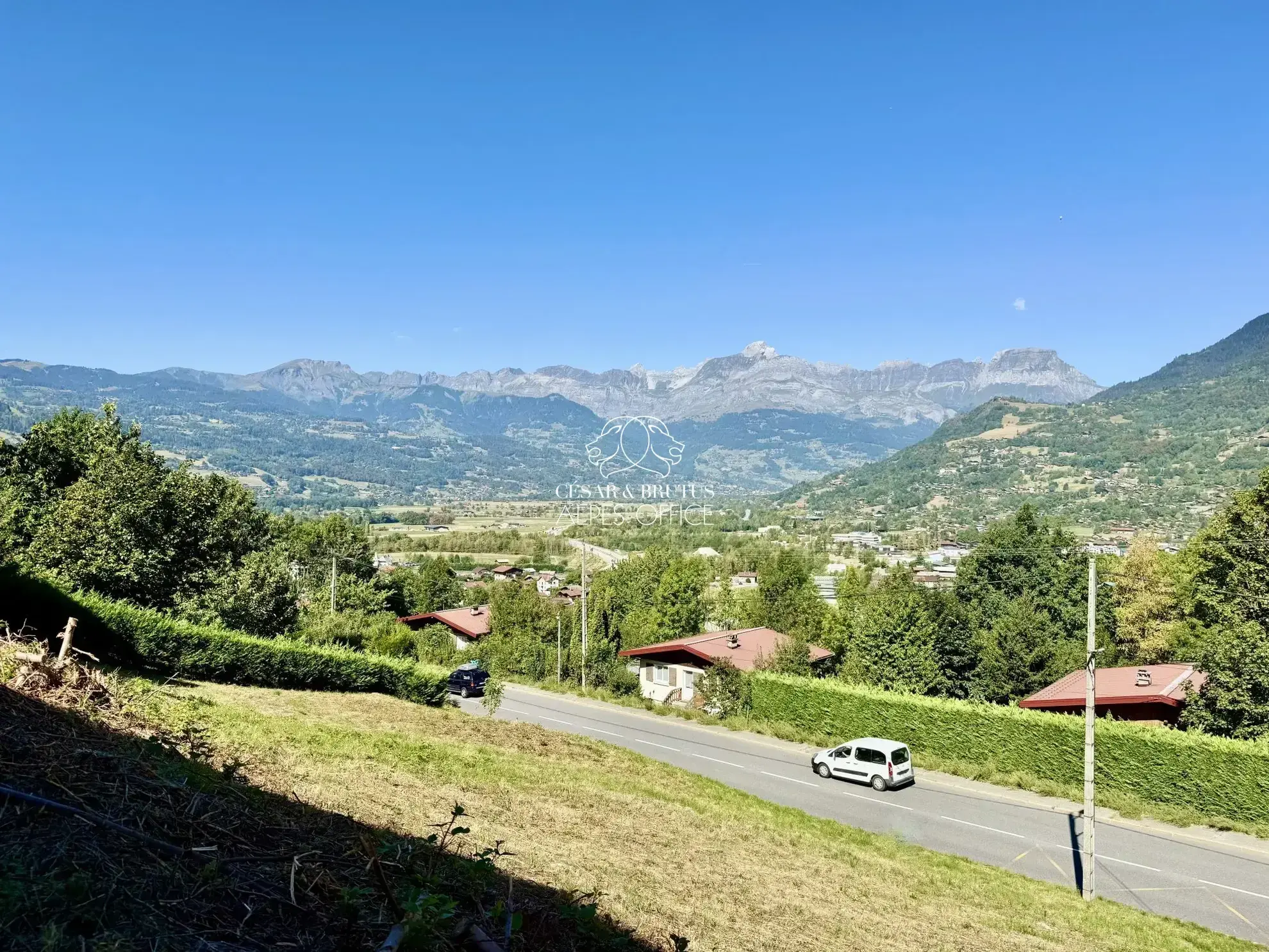 Terrain constructible de 960 m² à Passy avec vue sur Fiz et Aravis