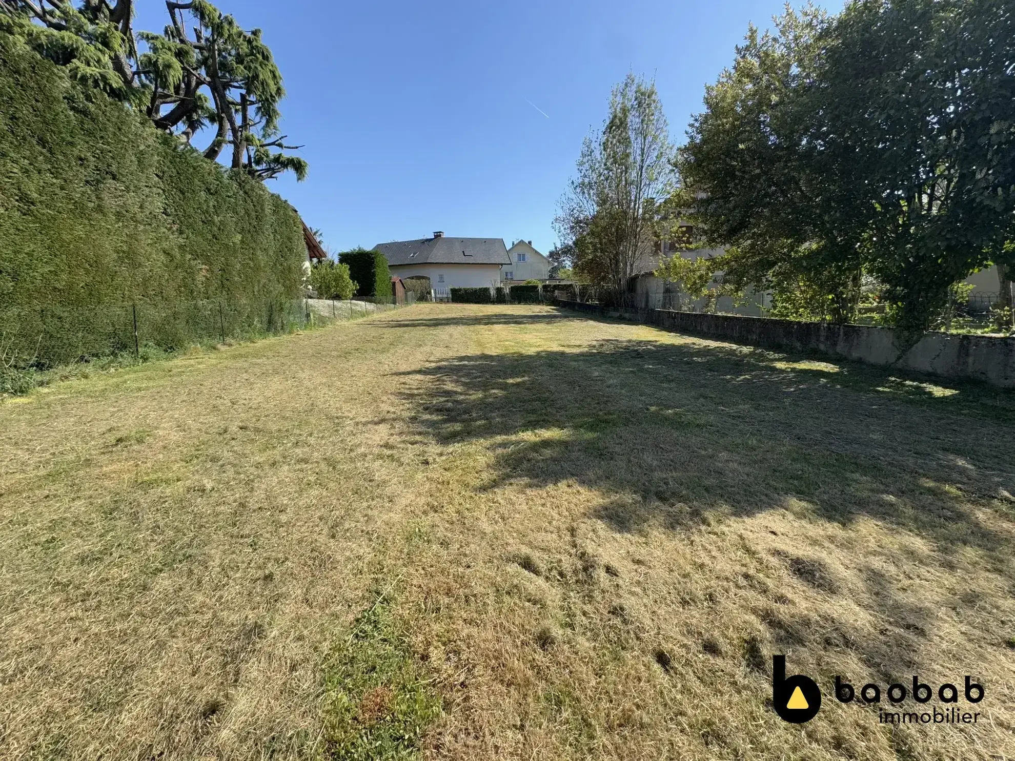 Terrain à vendre à Challes-les-Eaux de 553 m² avec vue montagne et proximité centre-ville