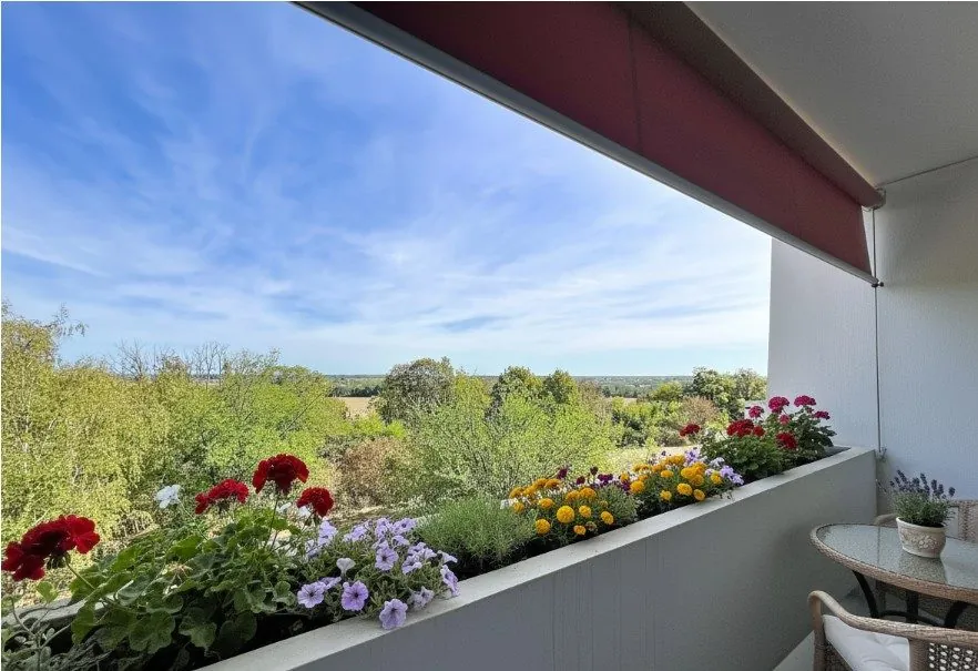 Appartement T4 de 87 m² à La Chaussée-Saint-Victor avec vue dégagée et parking privé