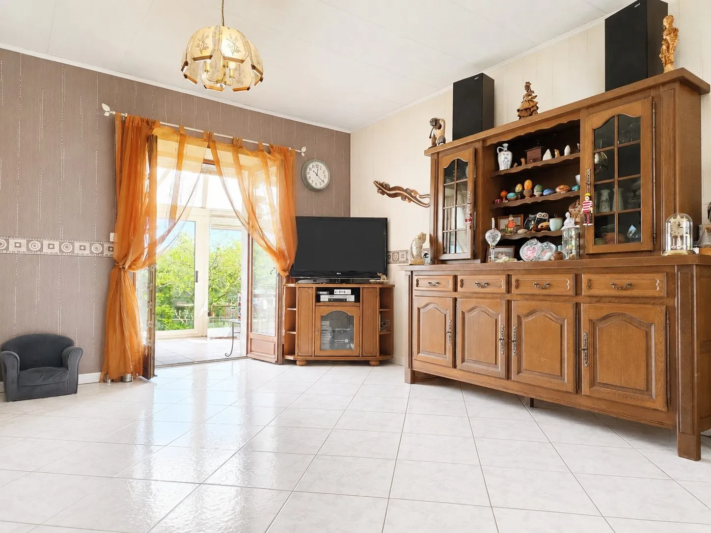 salon Achat maison de 135 m² à Celfrouin avec grand terrain et espace extérieur