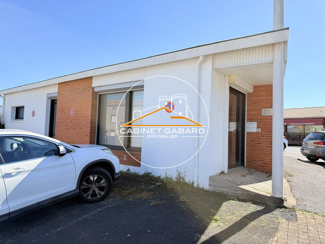 Local commercial à vendre à Saint-Christophe-du-Bois avec parking, rénové et polyvalent