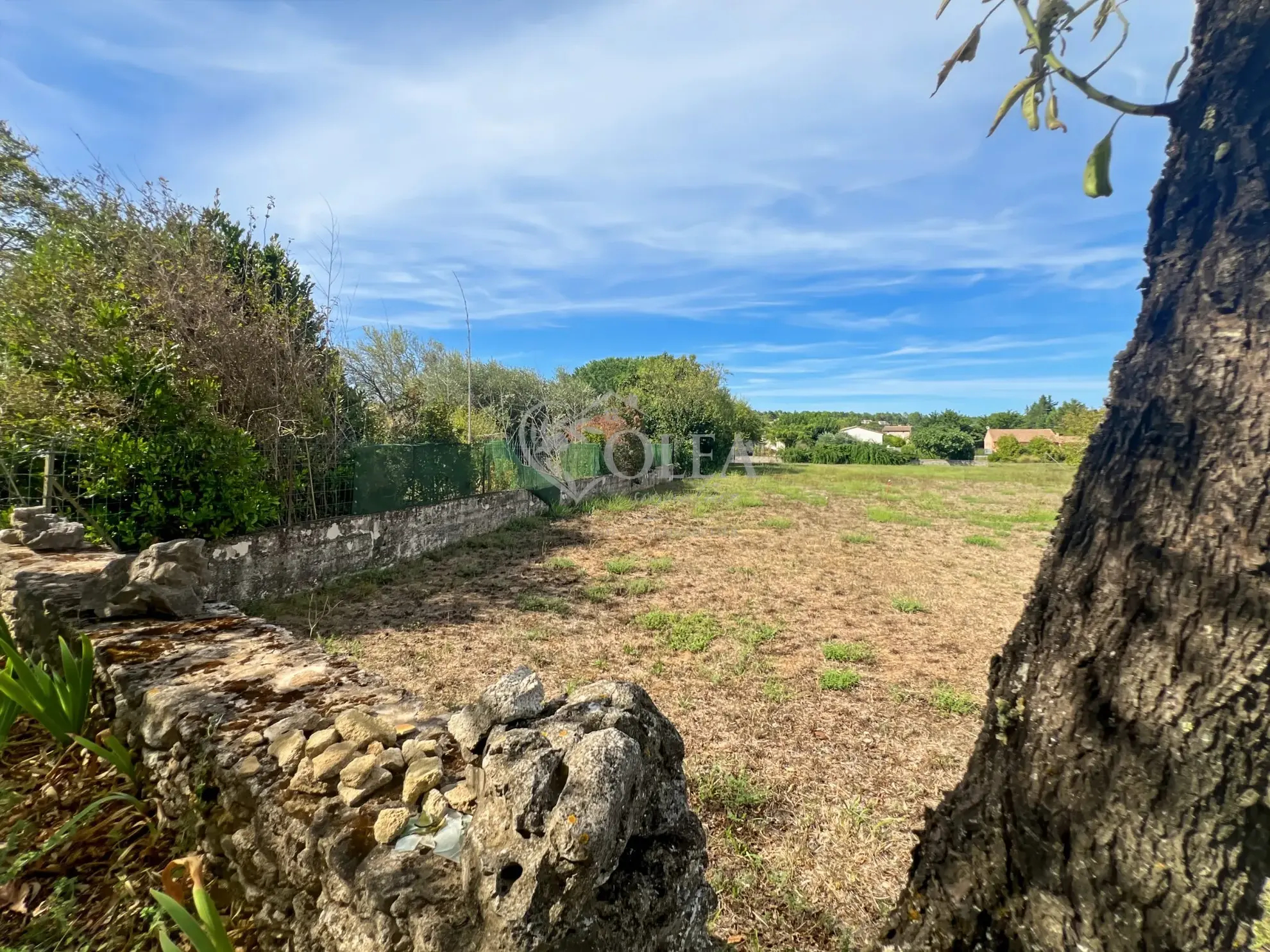 Terrain constructible de 1353 m² à Saint-Quentin-la-Poterie, secteur recherché