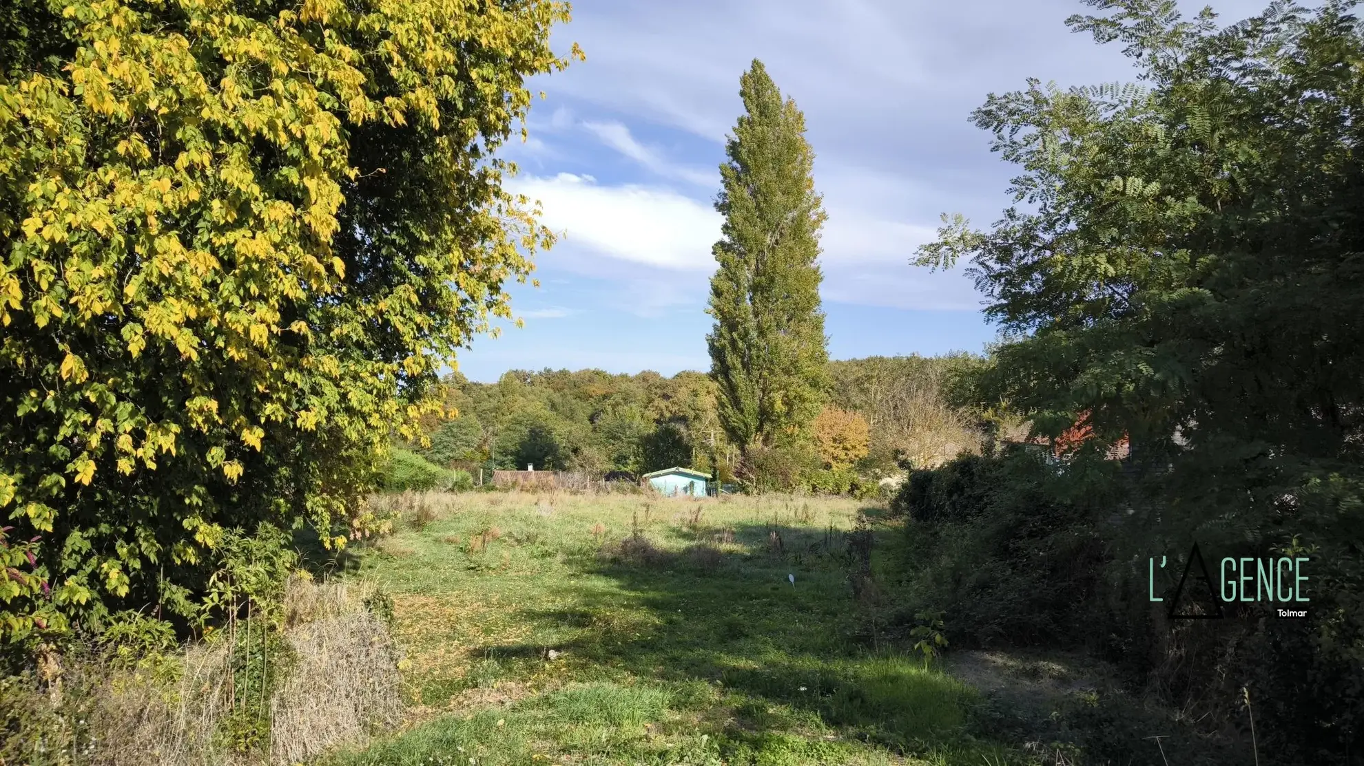 Terrain constructible à vendre à Bieujac, 1412 m², calme et hors lotissement